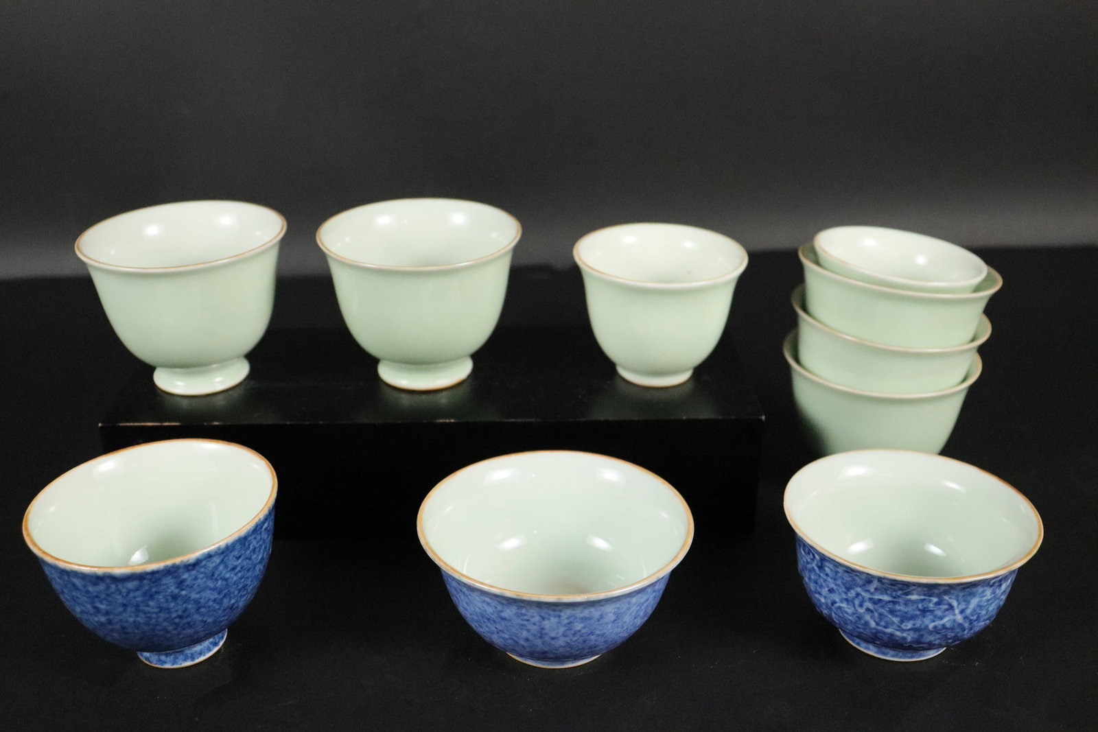 Lots Chinese fine cups: Lots Chinese fine cups. Largest H: 2" x W: 2.5."