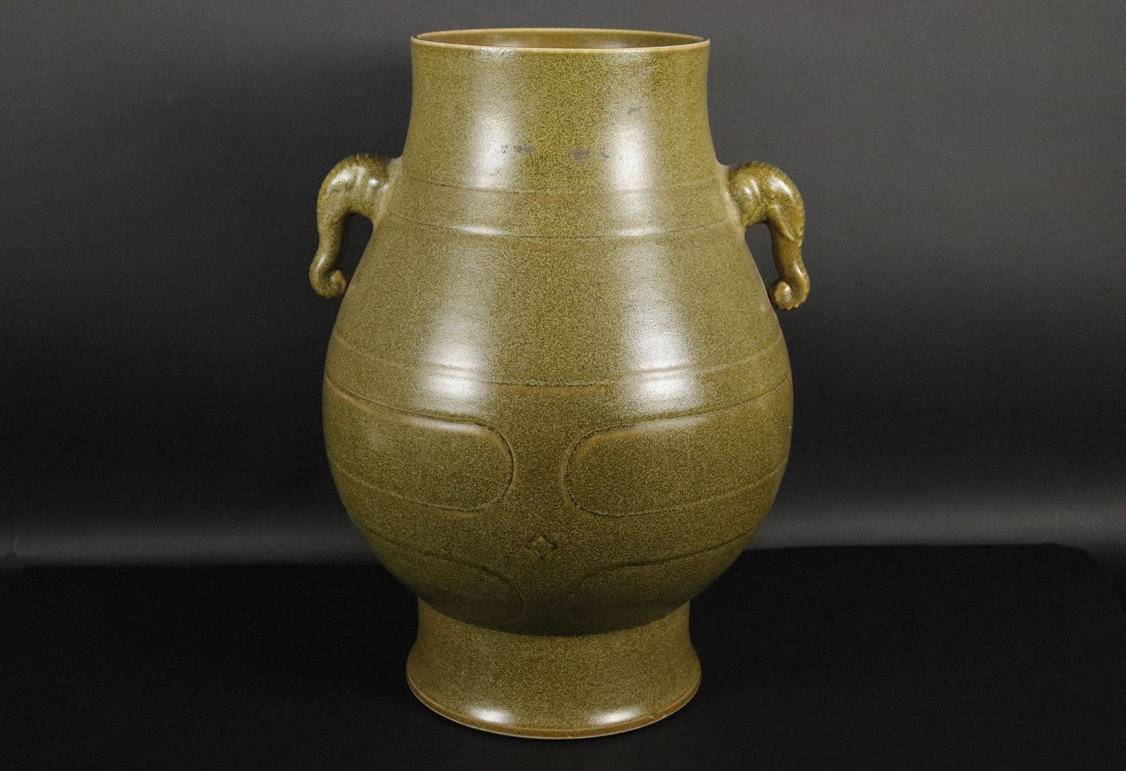 Chinese fine green vase (1 of 7)