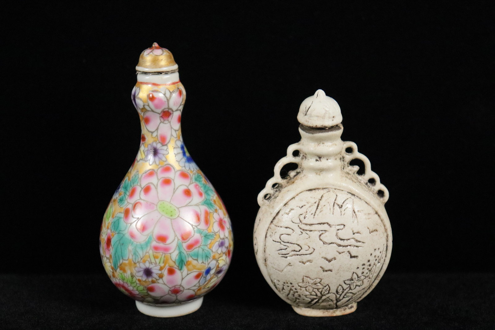 2 Chinese snuff bottle: 2 Chinese snuff bottle.