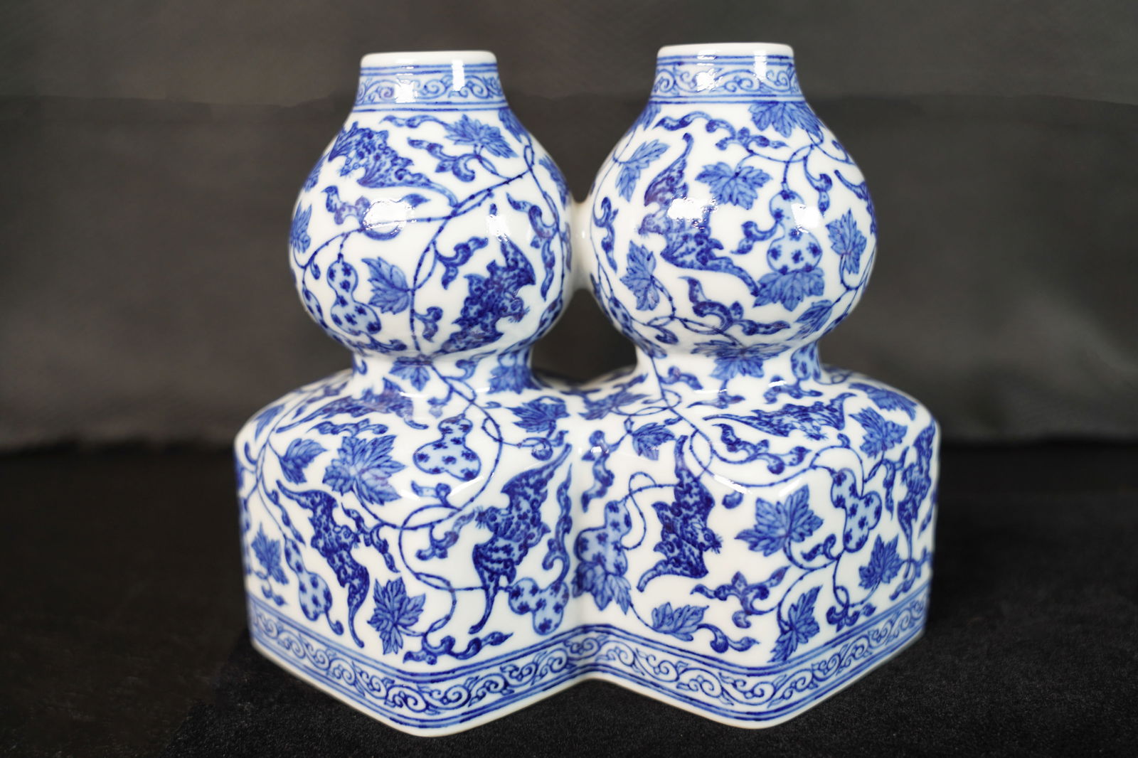 Chinese fine b/w gourd vase (1 of 6)