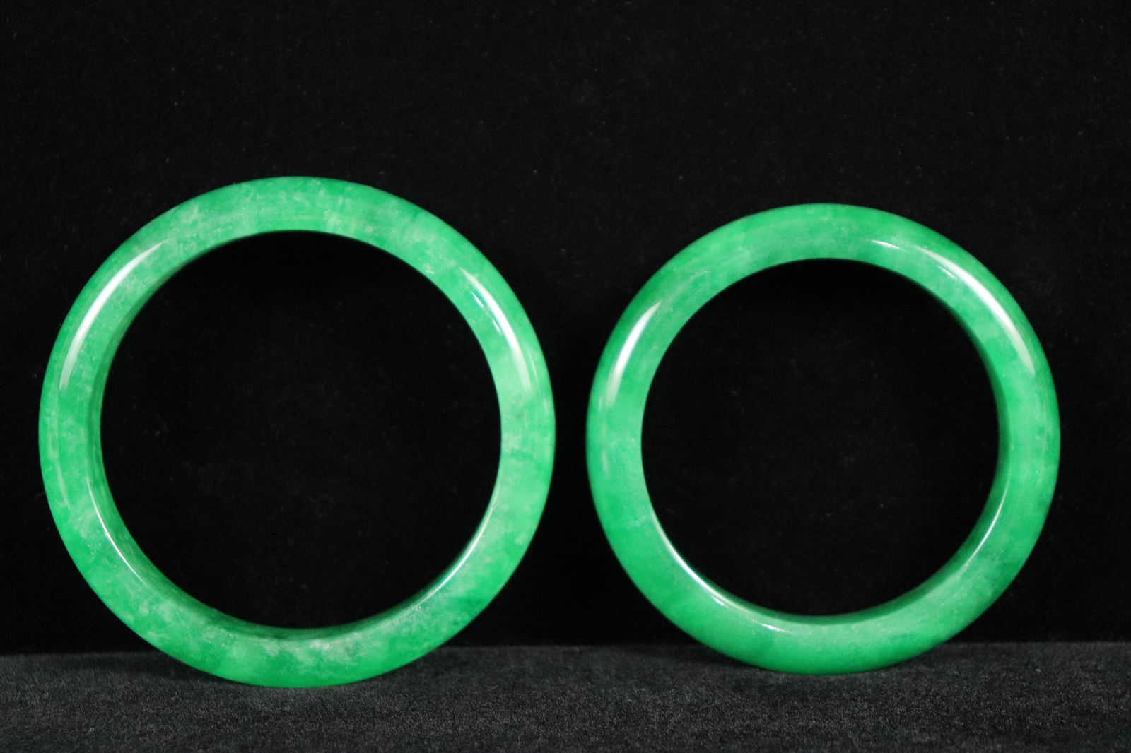 2 Chinese apple green bangles (1 of 5)