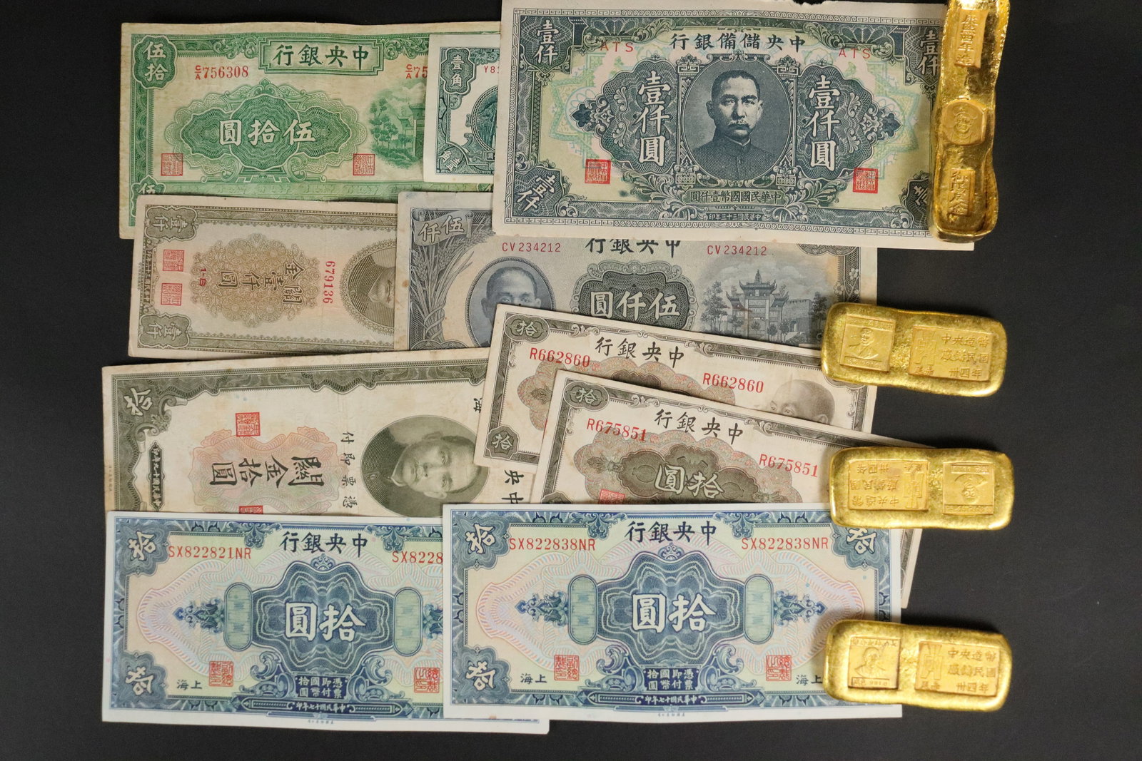 Lots Chinese currency: Lots Chinese currency, and some ingots. All sales are final. Ungraded or authenticated.