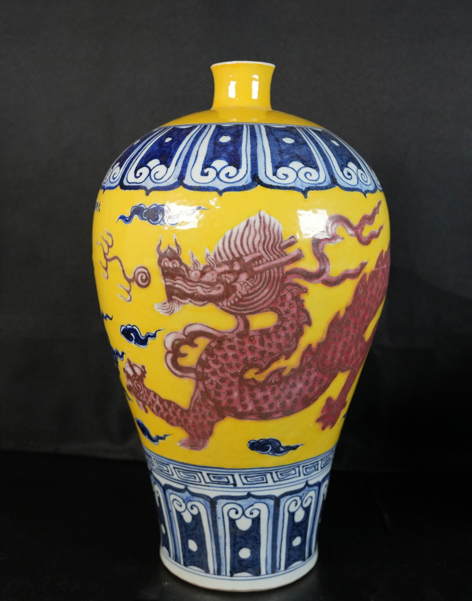 Chinese fine dragon vase (1 of 7)