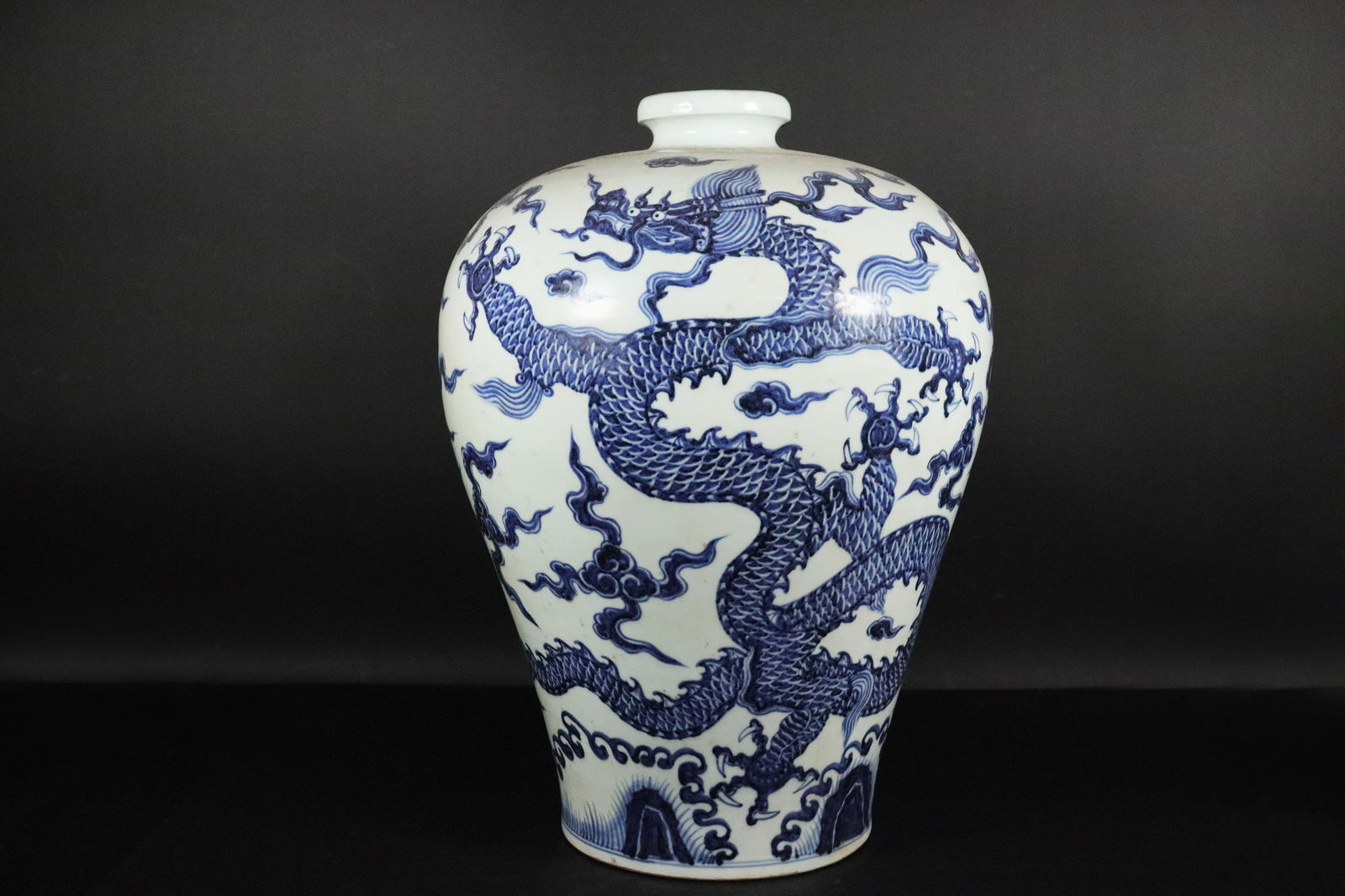 Chinese important dragon vase (1 of 7)