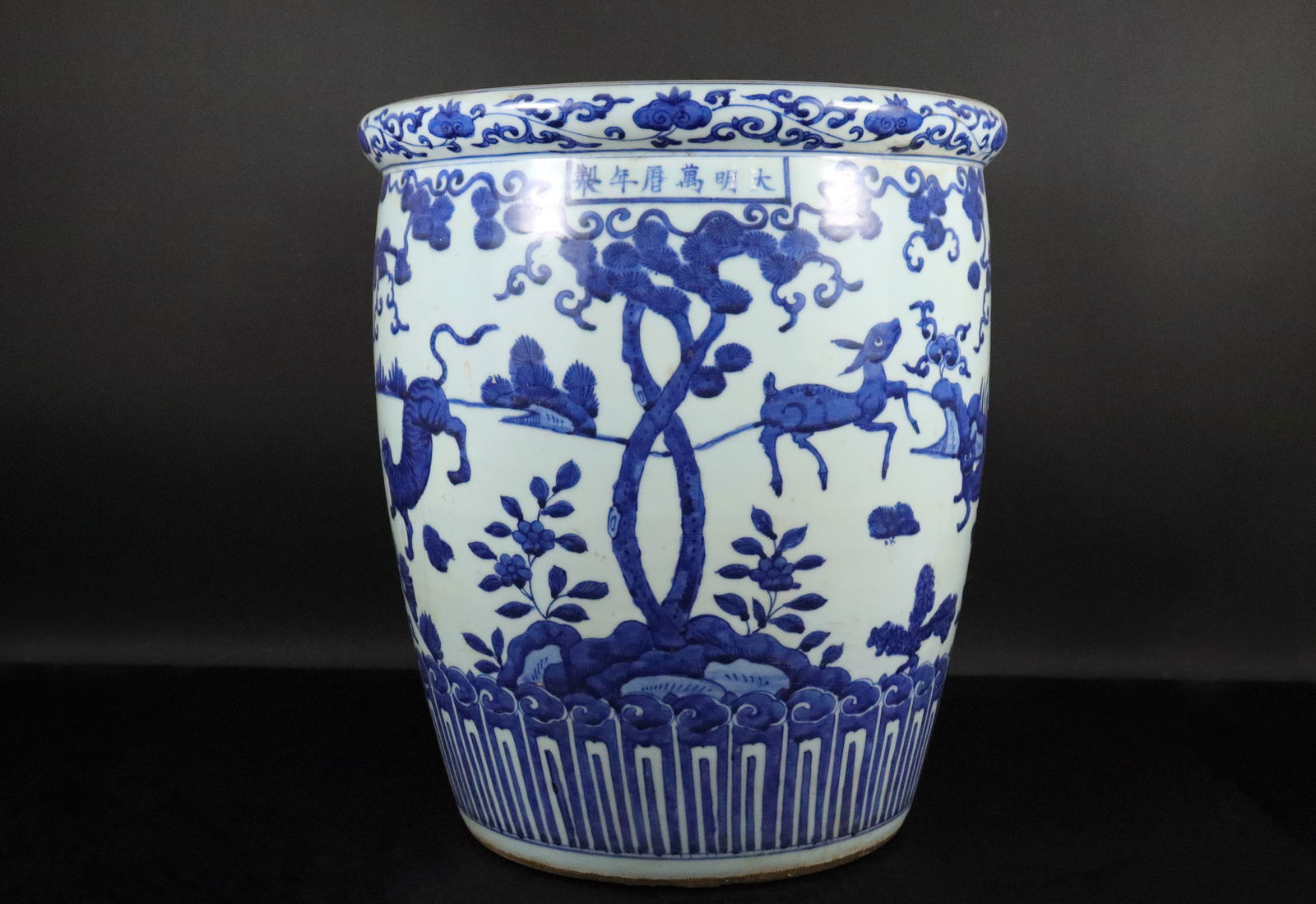 Chinese massive b/w pot (1 of 6)