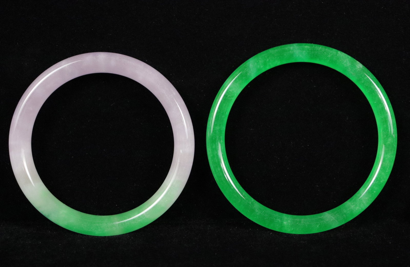 Lots Chinese fine bangles: Lots Chinese apple green bangles.