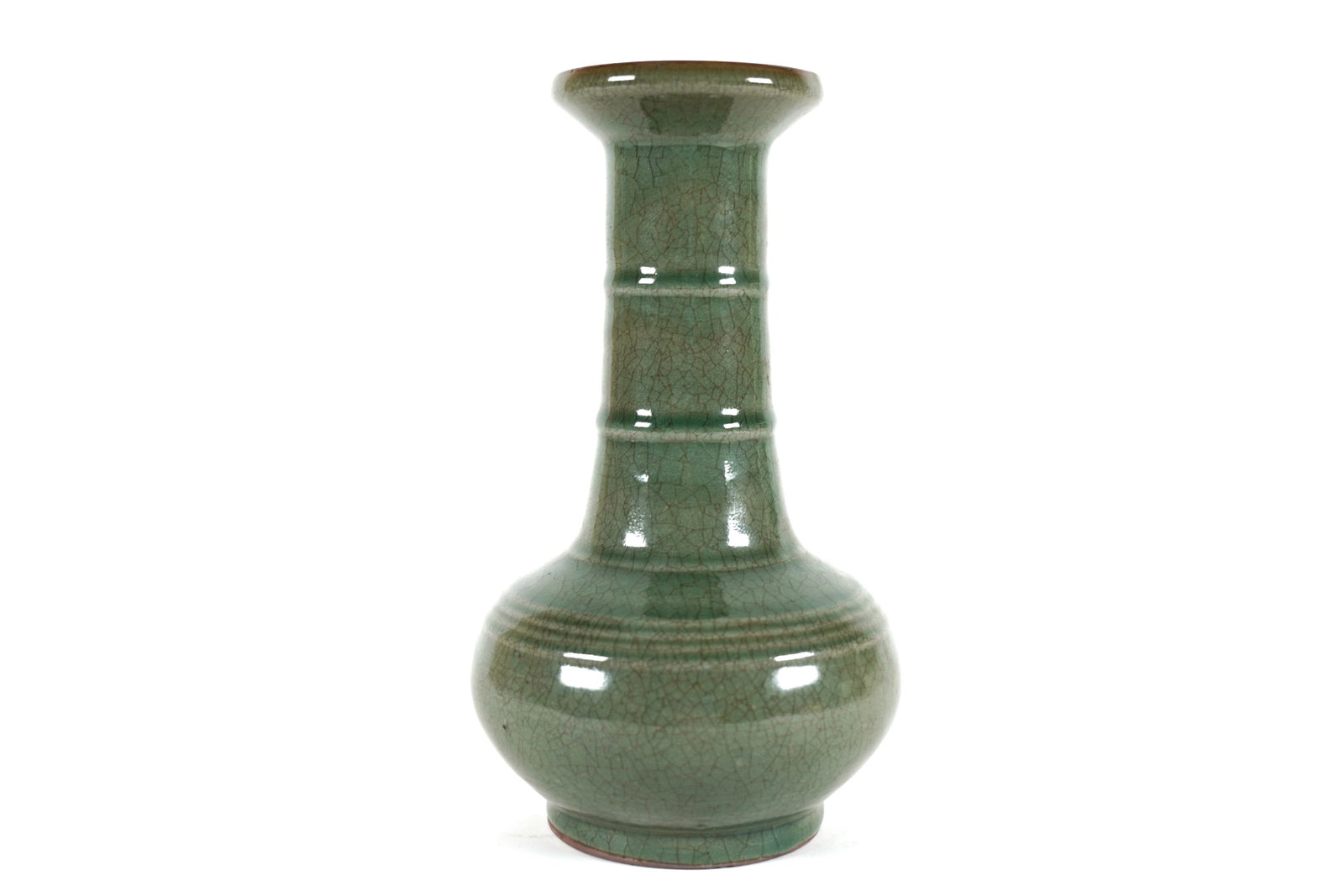 Chinese fine crackled vase: Chinese fine crackled vase. Comes with wooden storage box. H: 9.7" x W: 5.3."