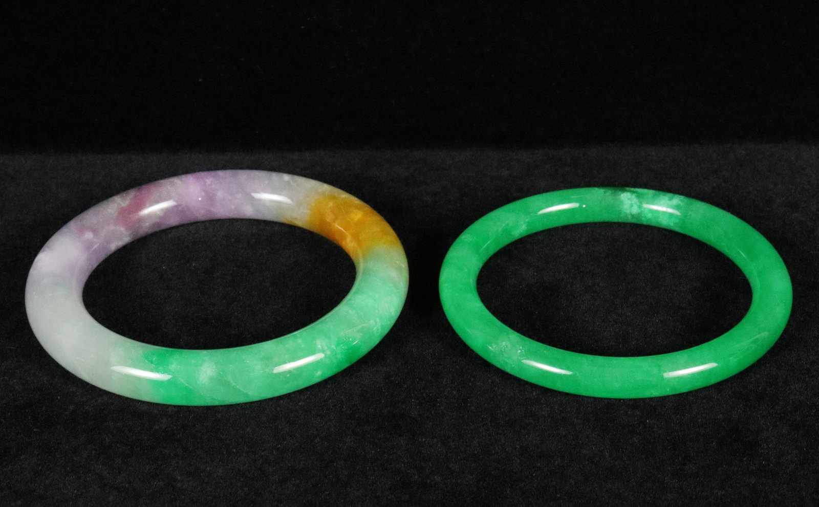 2 Chinese fine bangles: 2 Chinese fine bangles.