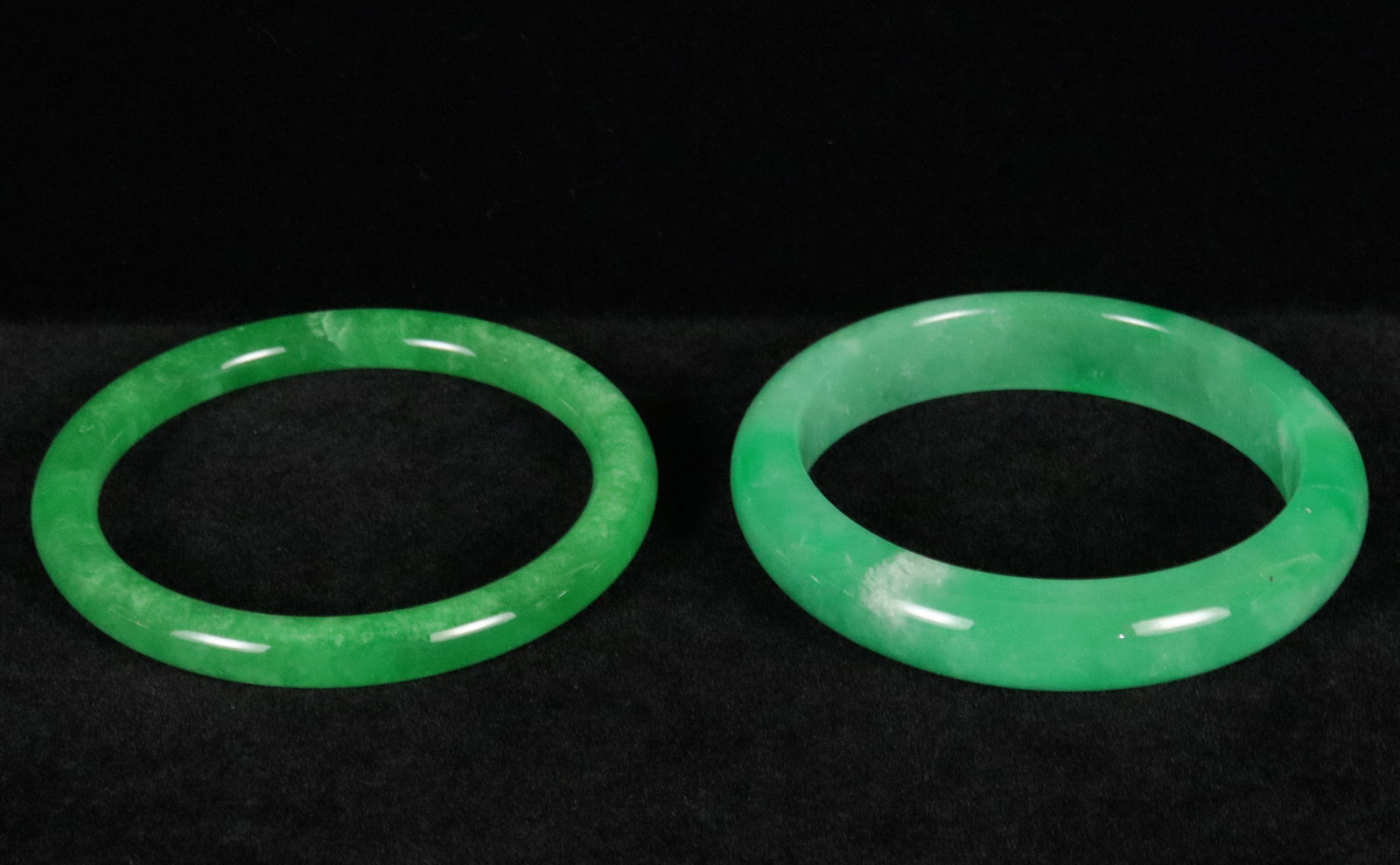 2 Chinese fine bangles: 2 Chinese fine bangles.