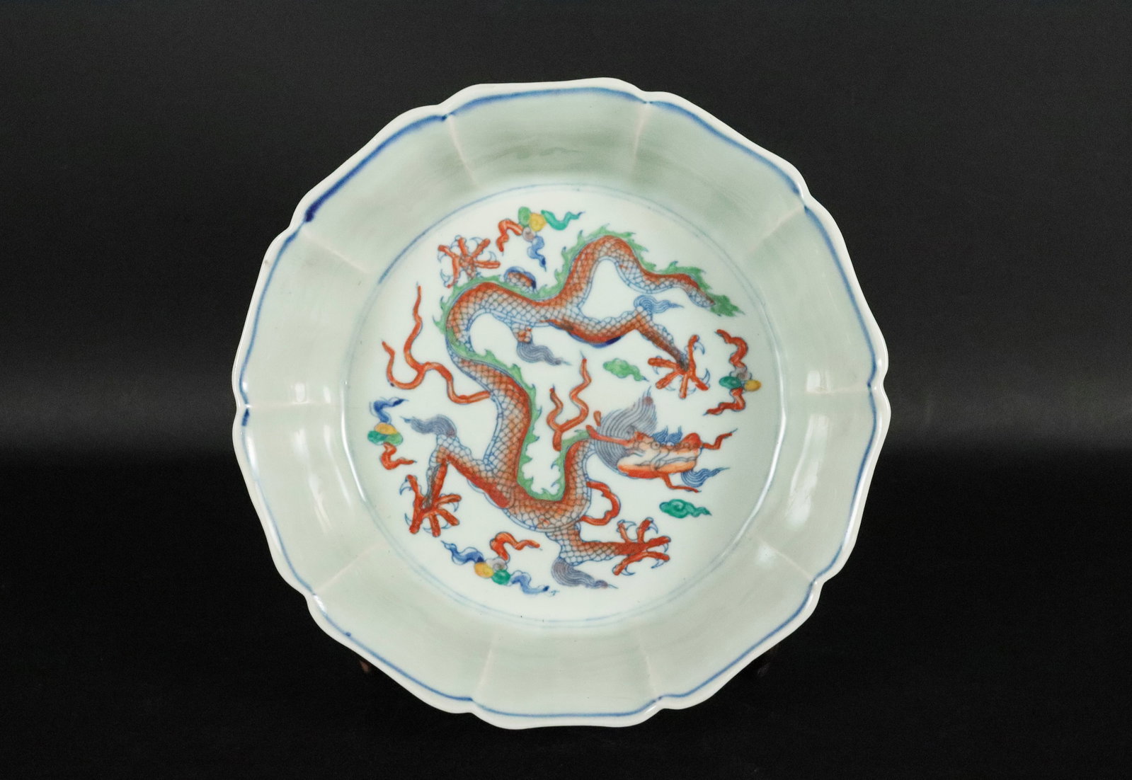 Chinese fine dragon washer: Chinese fine dragon foliated washer. H: 4.75" x W: 9.5."