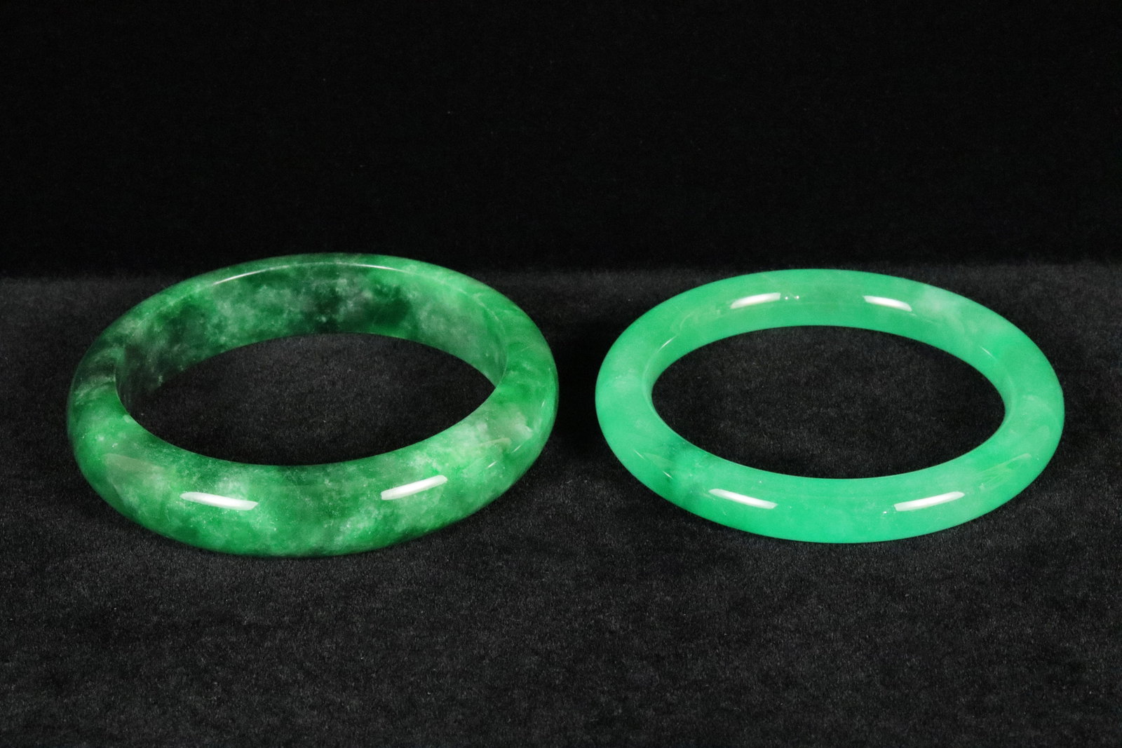 2 Chinese fine bangles: 2 Chinese fine bangles.