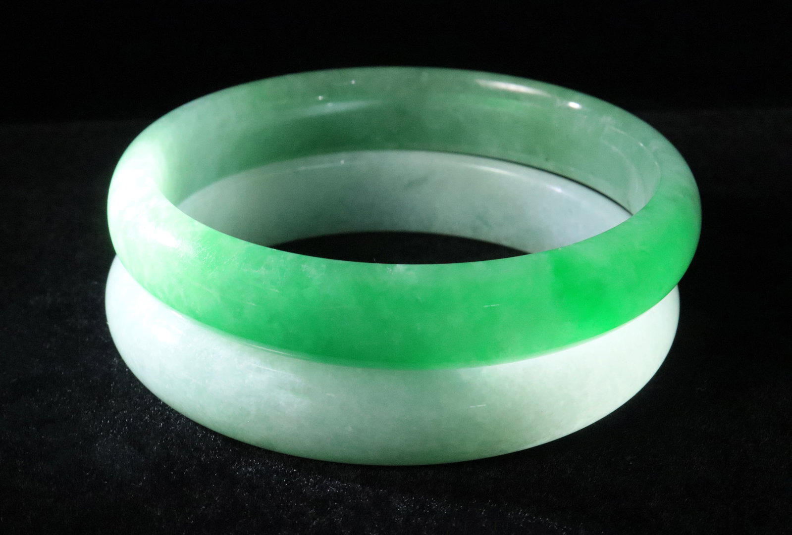 2 Chinese fine bangles: 2 Chinese fine bangles.