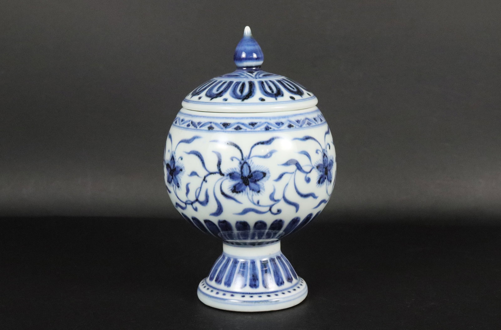 Chinese b/w fine jar: Chinese b/w fine jar. H: 6.5" x W: 6.25."