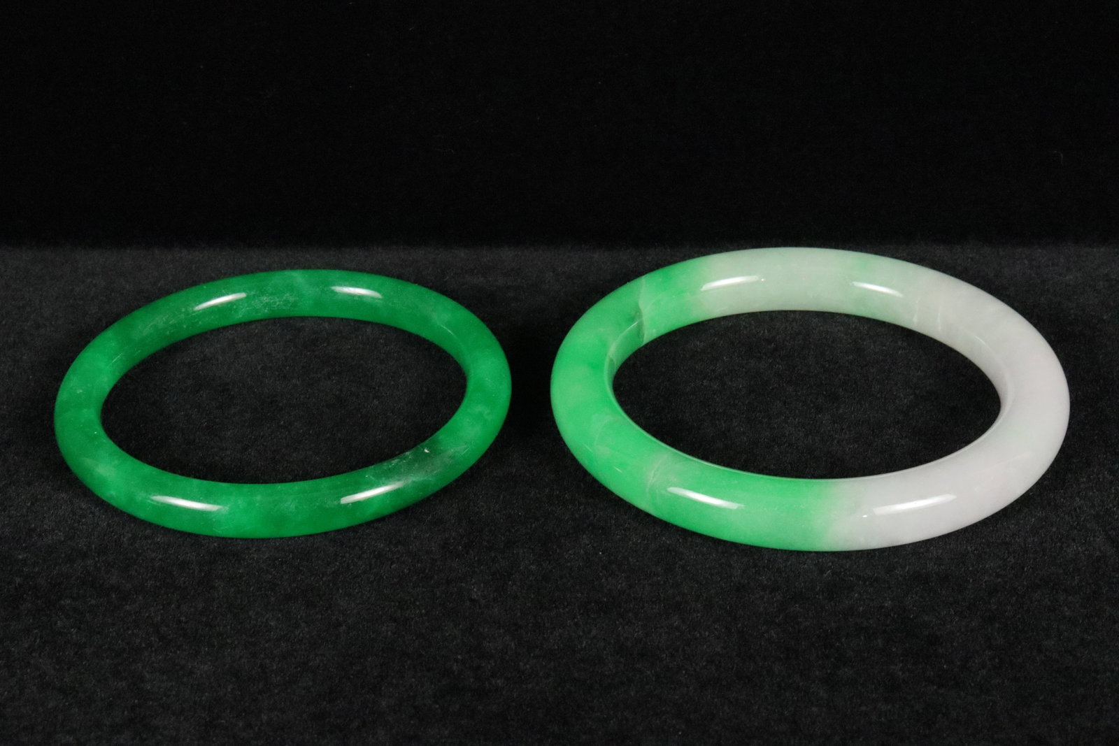 2 Chinese fine bangles: 2 Chinese fine bangles.
