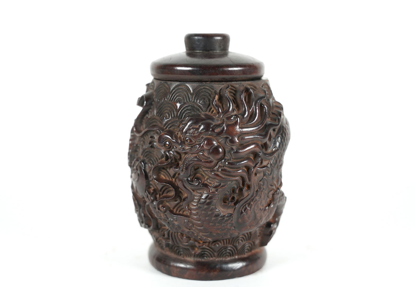 Chinese fine lid jar: Chinese fine lidded jar. H: 6.2" x W: 4.75."