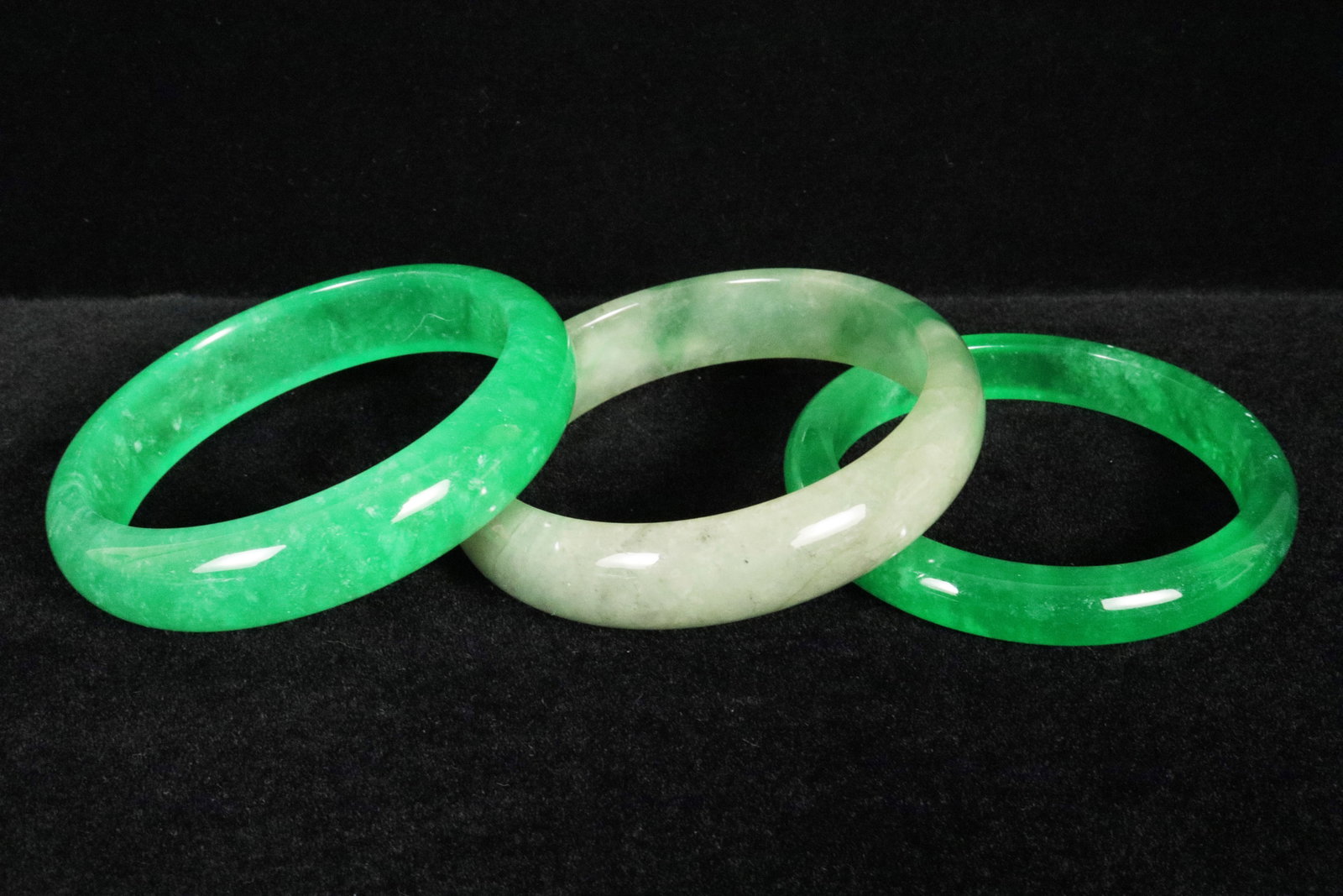 Lots Chinese fine bangles: Lots Chinese fine bangles.