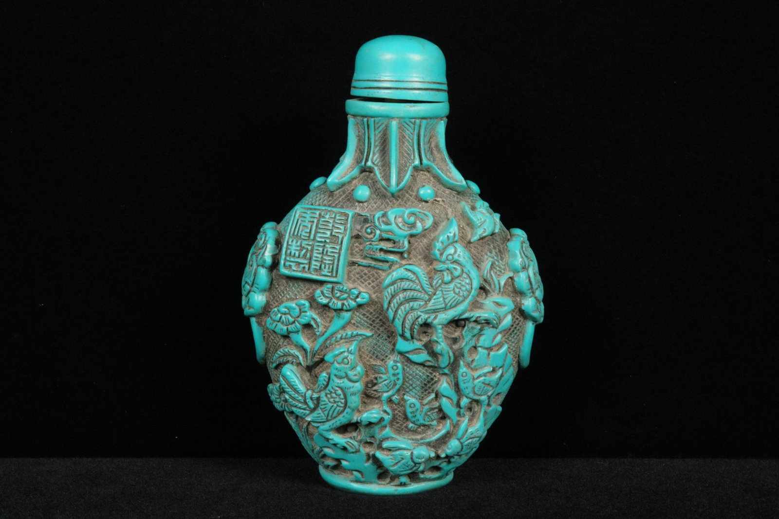 Chinese snuff bottle: Chinese fine carved snuff bottle.