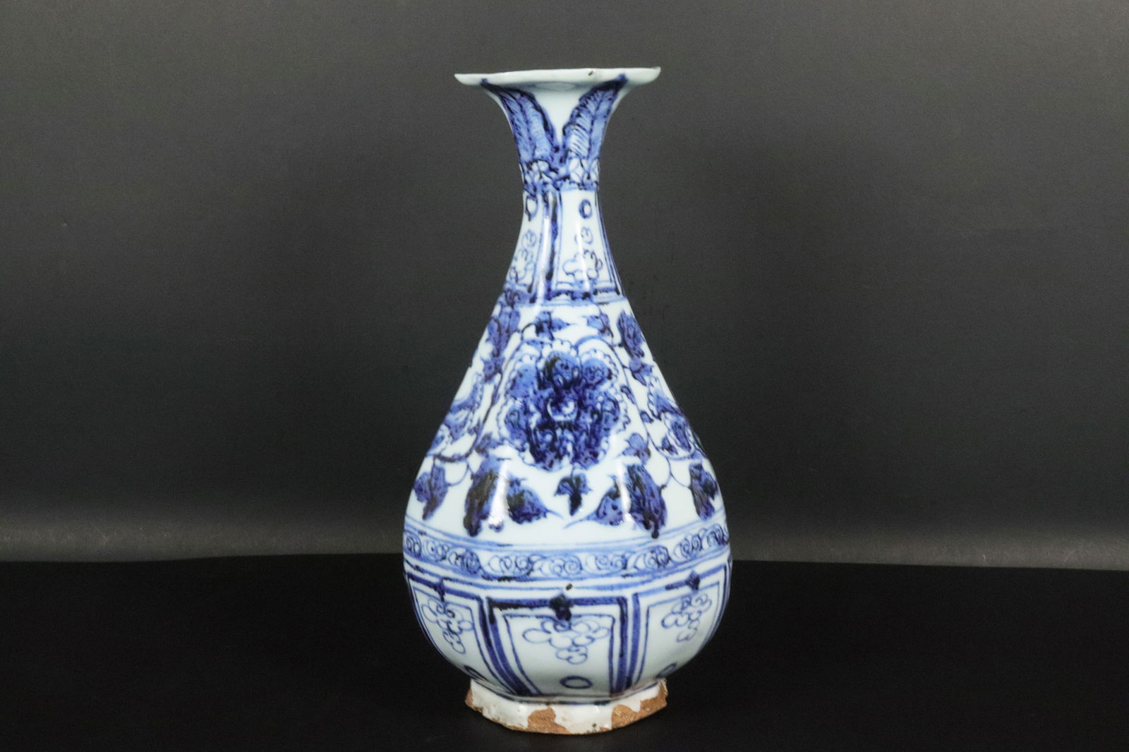 Chinese b/w fine vase (1 of 7)