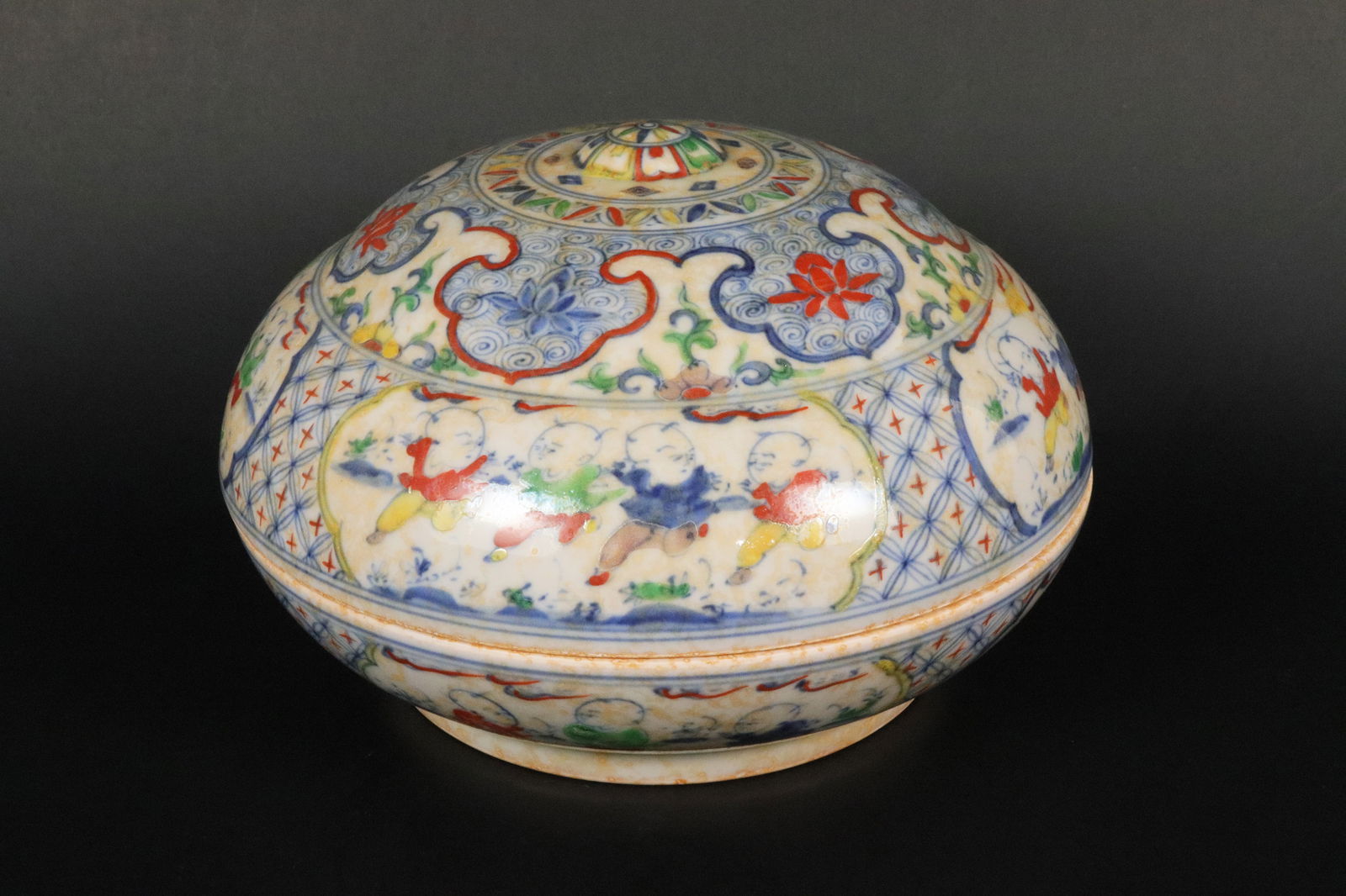 Chinese lidded round box (1 of 7)