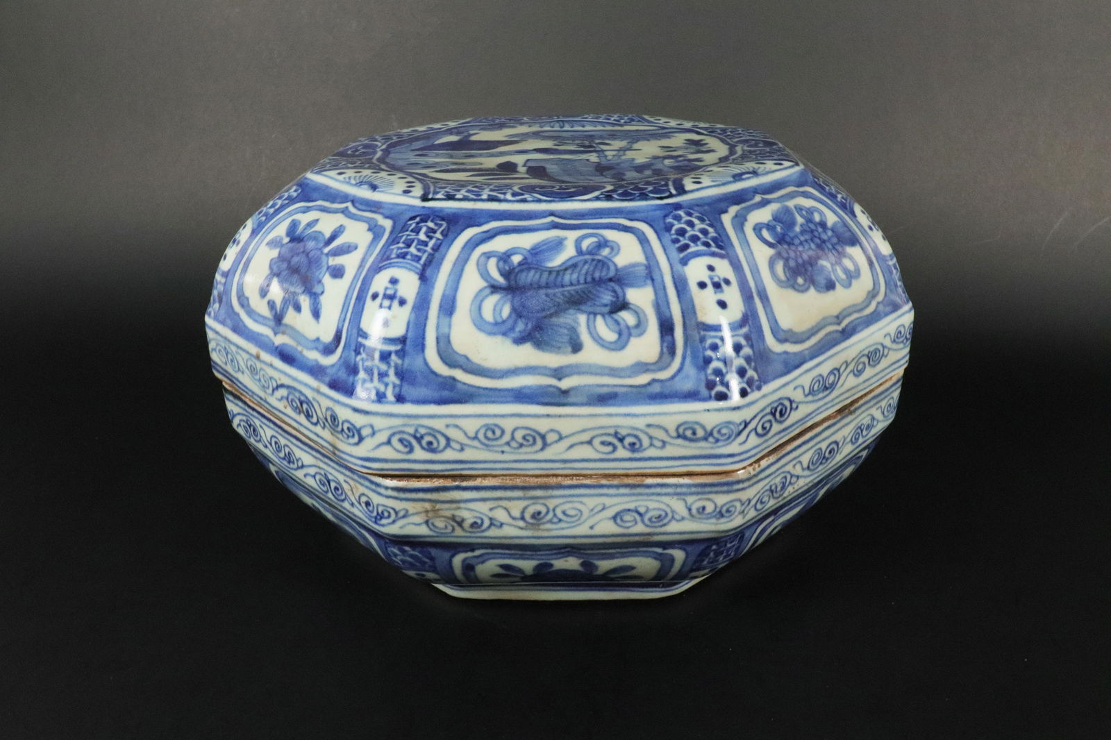 Chinese b/w box (1 of 7)