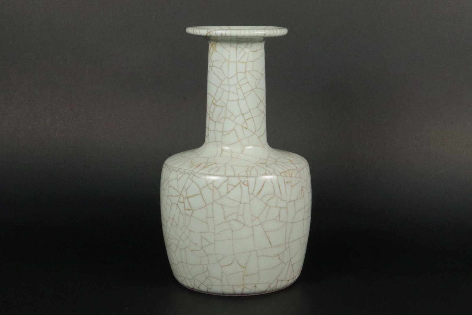 Chinese crackled vase: Chinese fine crackled vase. H: 11" x W: 7.1." Comes with wooden storage box.