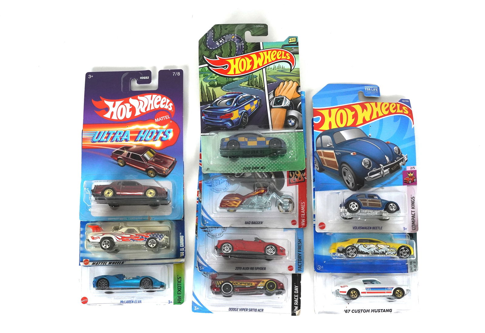 Lots Hot Wheels: Lots Hot Wheels in original packaging.