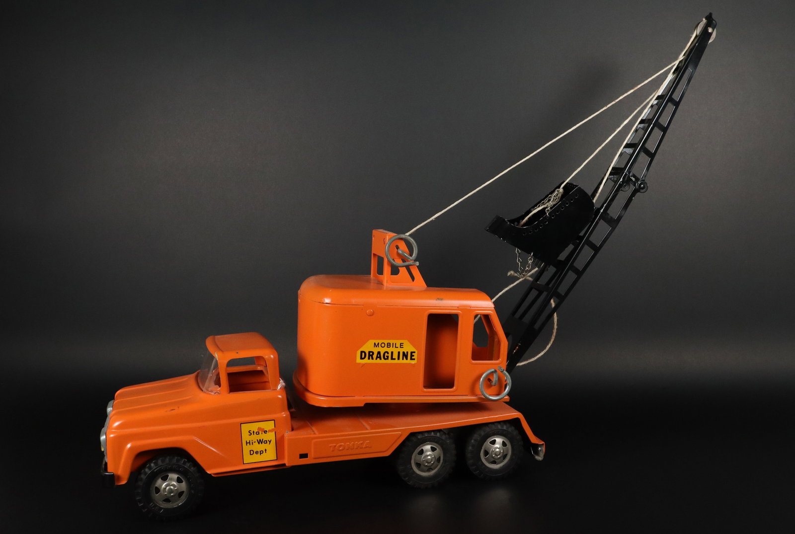 Tonka dragline: Tonka vintage dragline. H: 13" x W: 16.5."