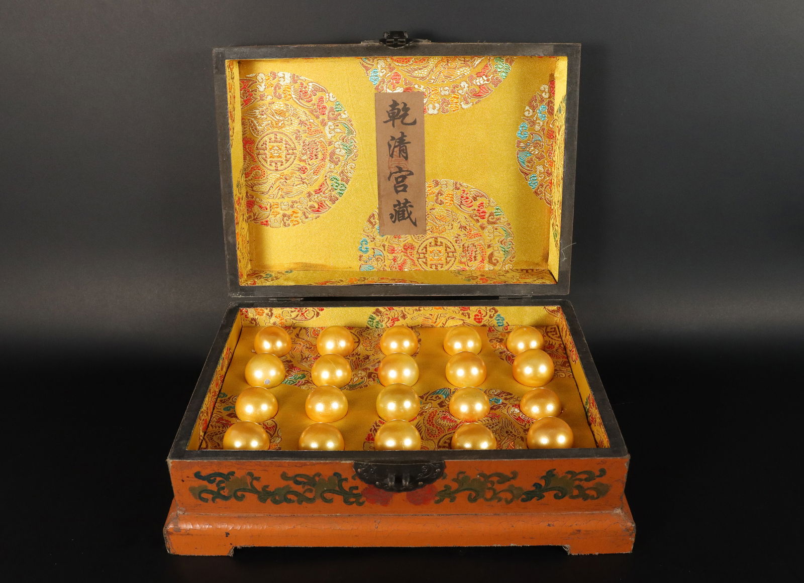 Chinese fine balls in box (1 of 5)