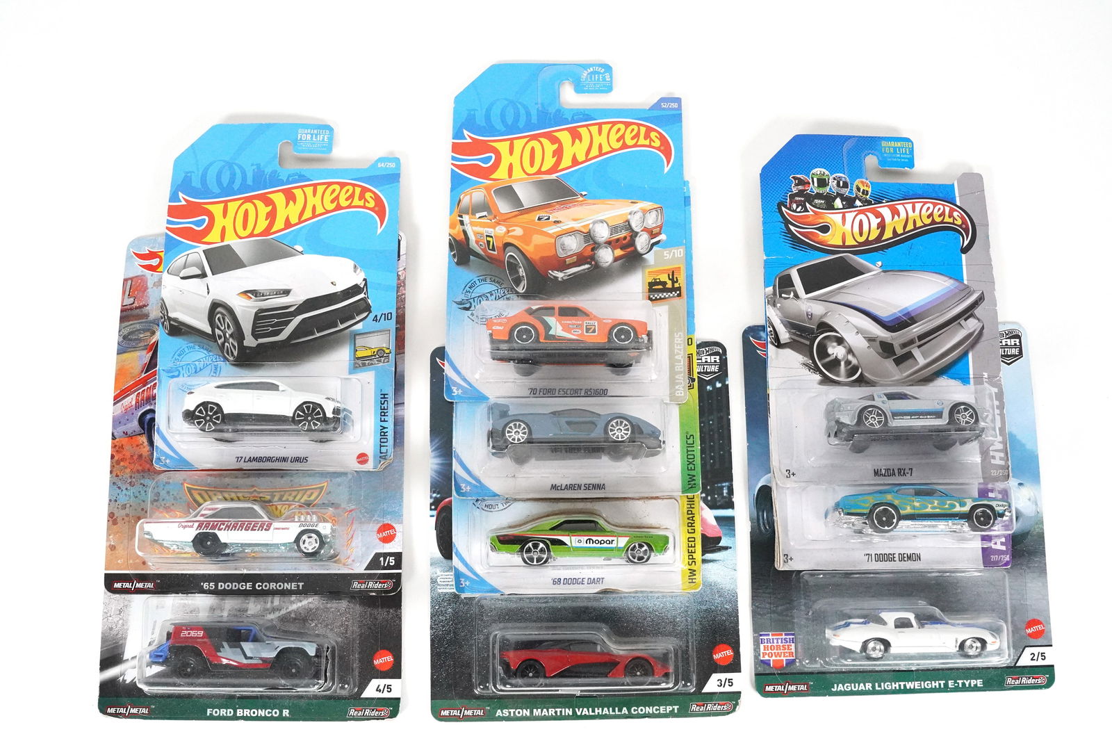Lots Hot Wheels: Lots Hot Wheels in original packaging.