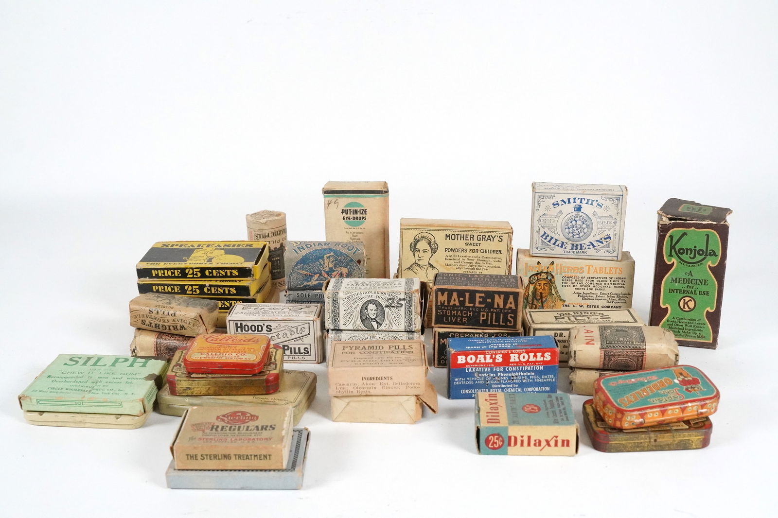 Lots pill box: Lots vintage pill box, condition selling it as is.