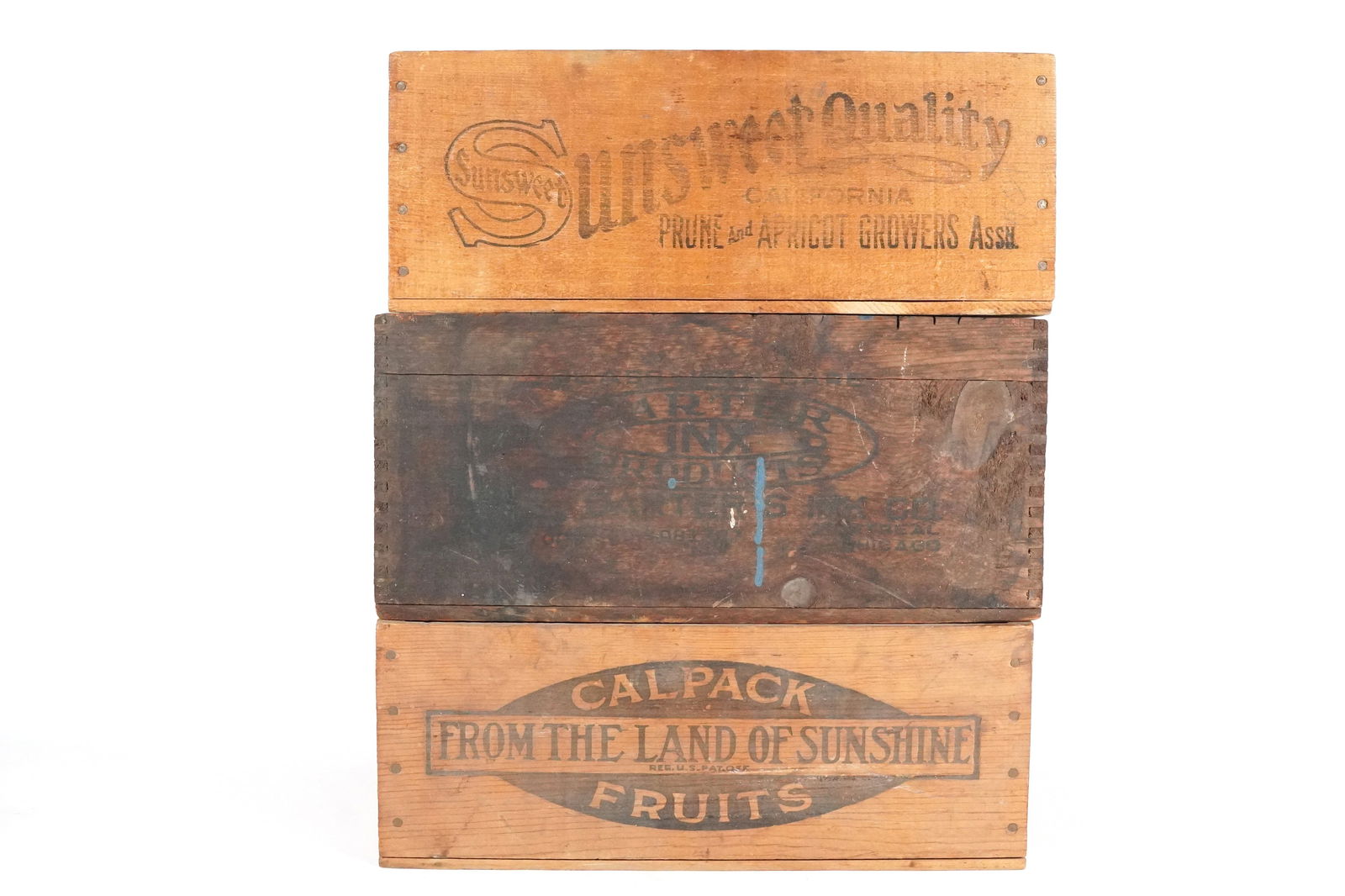 Lots vintage box: Lots vintage wooden boxes. Largest H: 9.8" x W: 15.5."