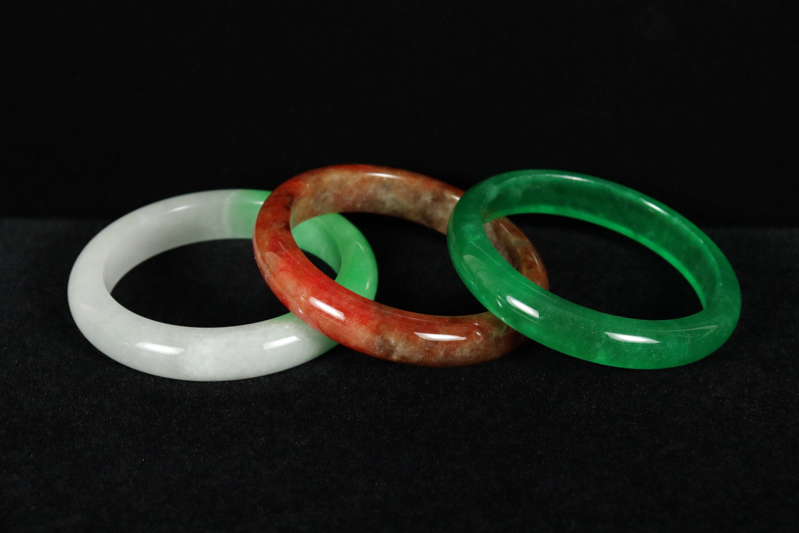 Lots Chinese fine bangles: Lots Chinese fine bangles.