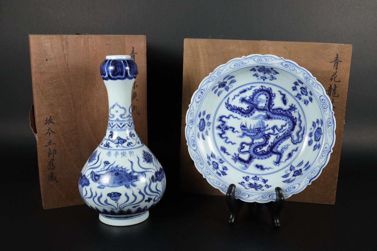 2 Chinese b/w porcelain (1 of 7)