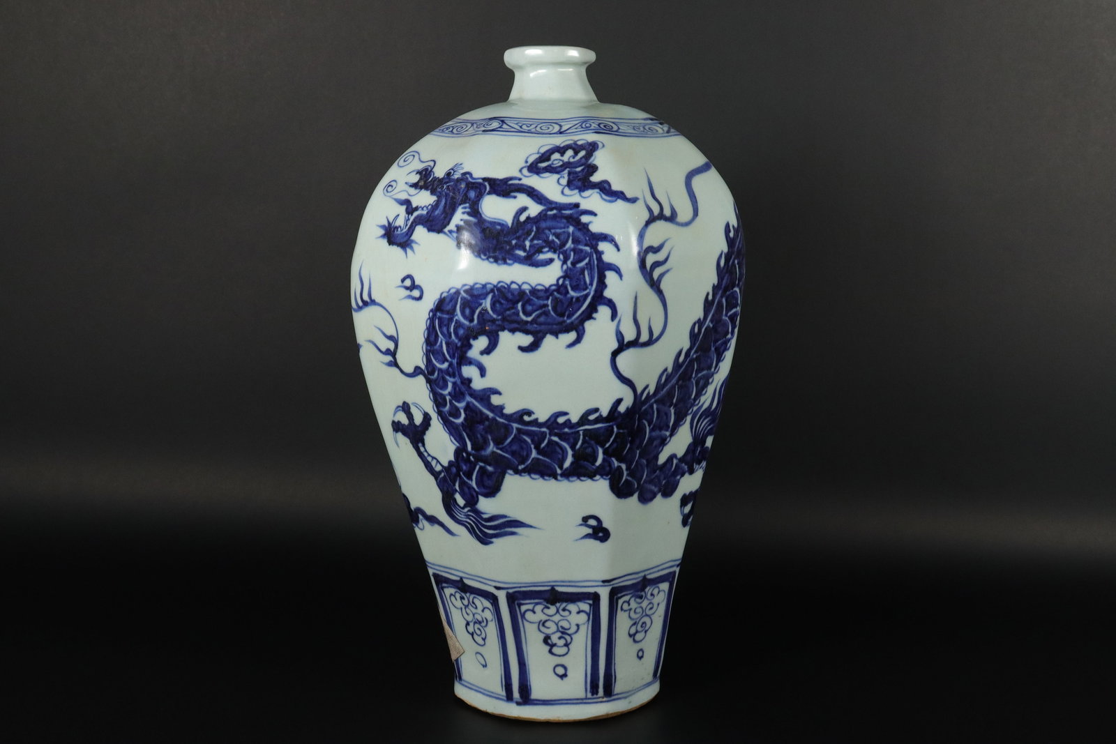 Chinese b/w dragon vase (1 of 7)