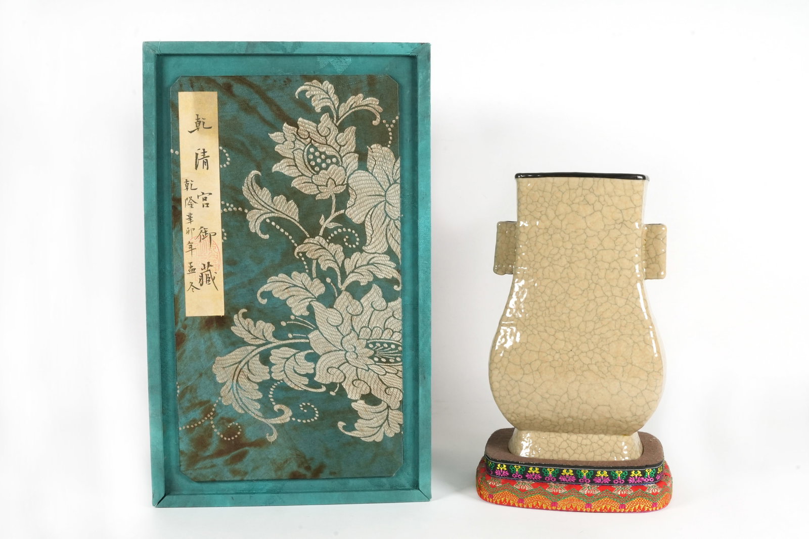 Chinese crackled vase (1 of 6)