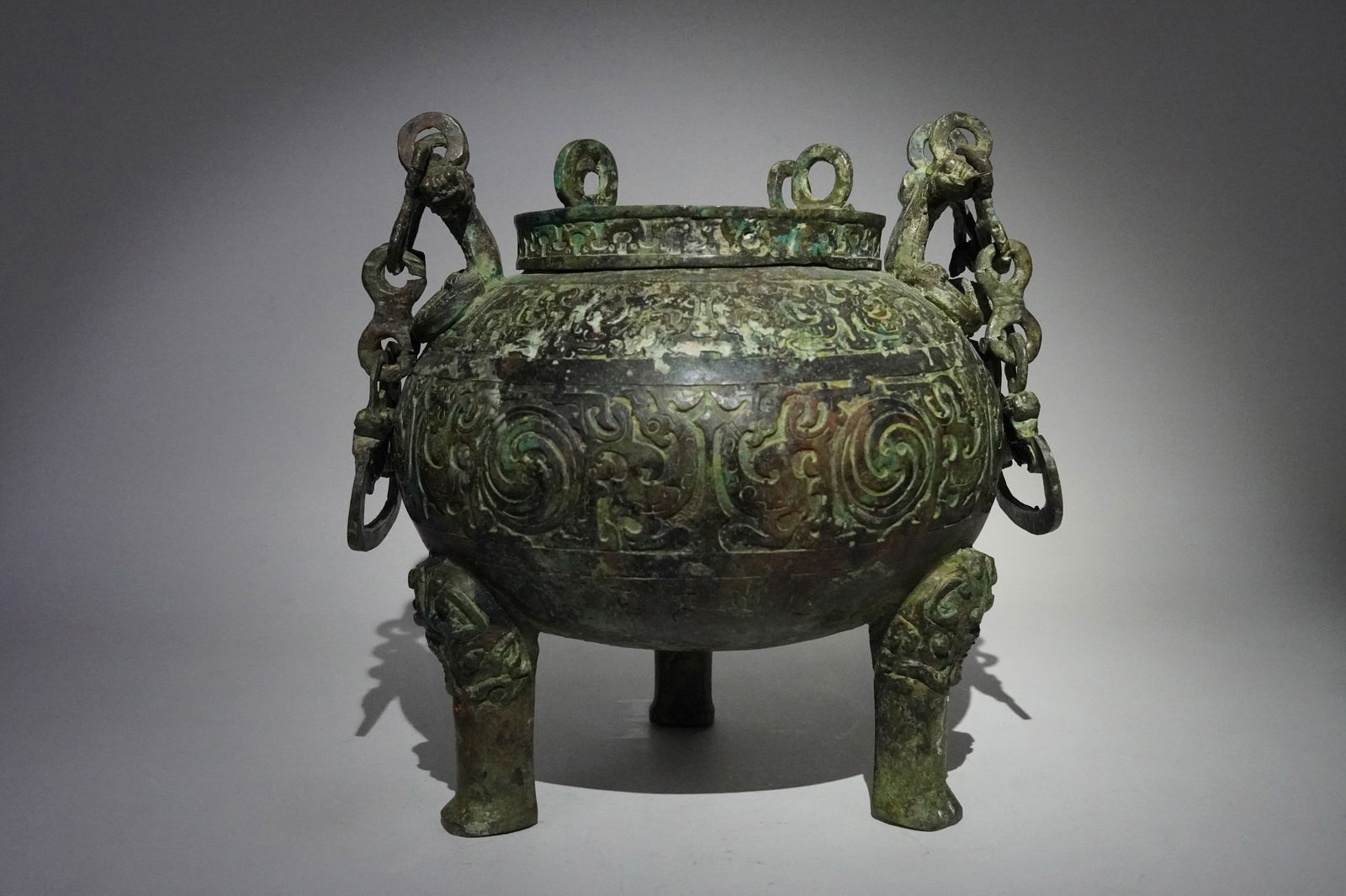 Chinese bronze fine vessel (1 of 7)