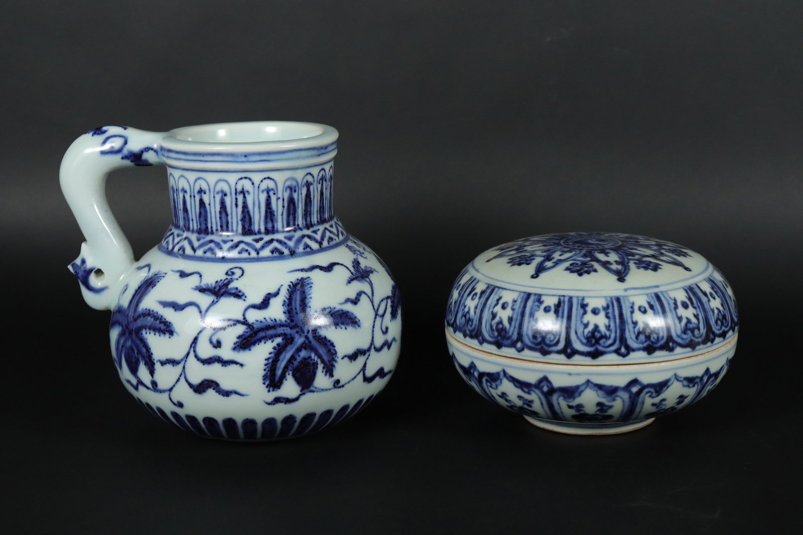 2 Chinese b/w porcelains (1 of 7)