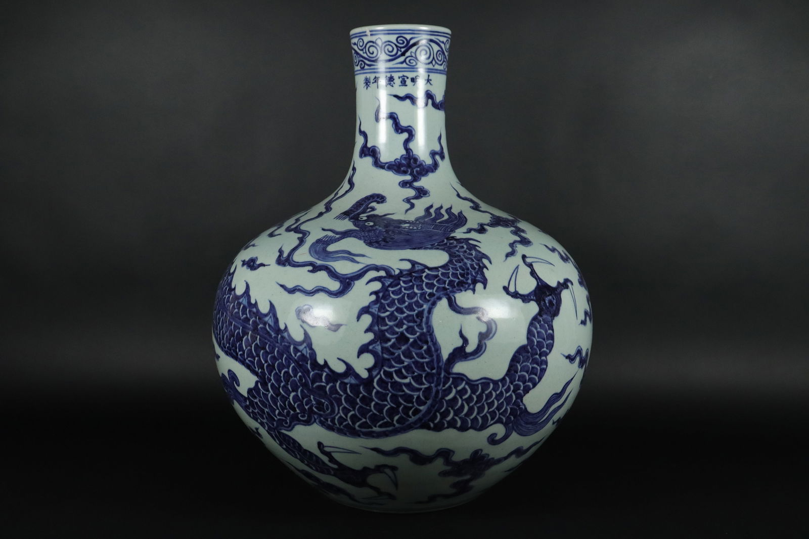 Chinese large b/w vase (1 of 7)