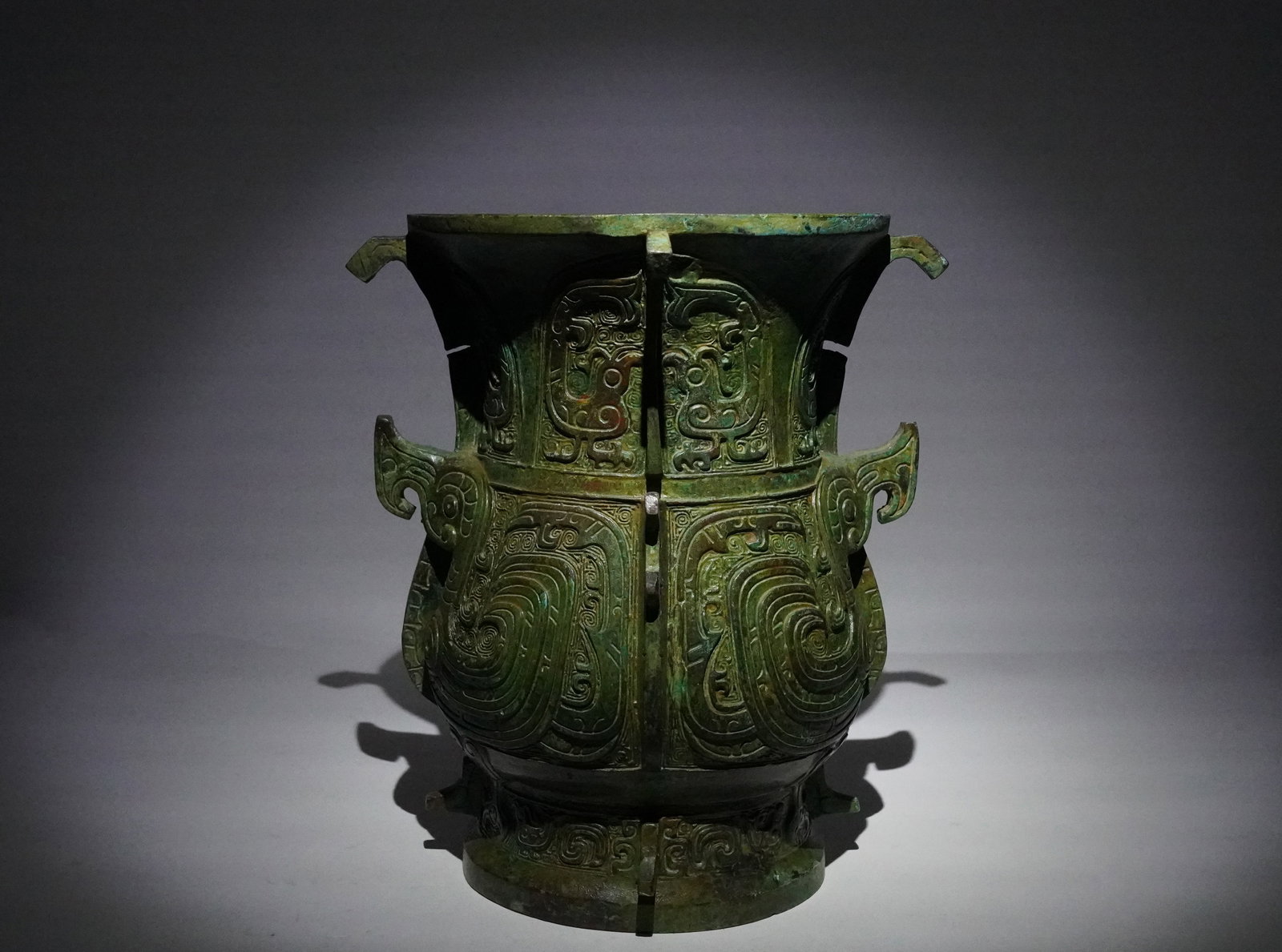 Chinese fine bronze vessel (1 of 6)
