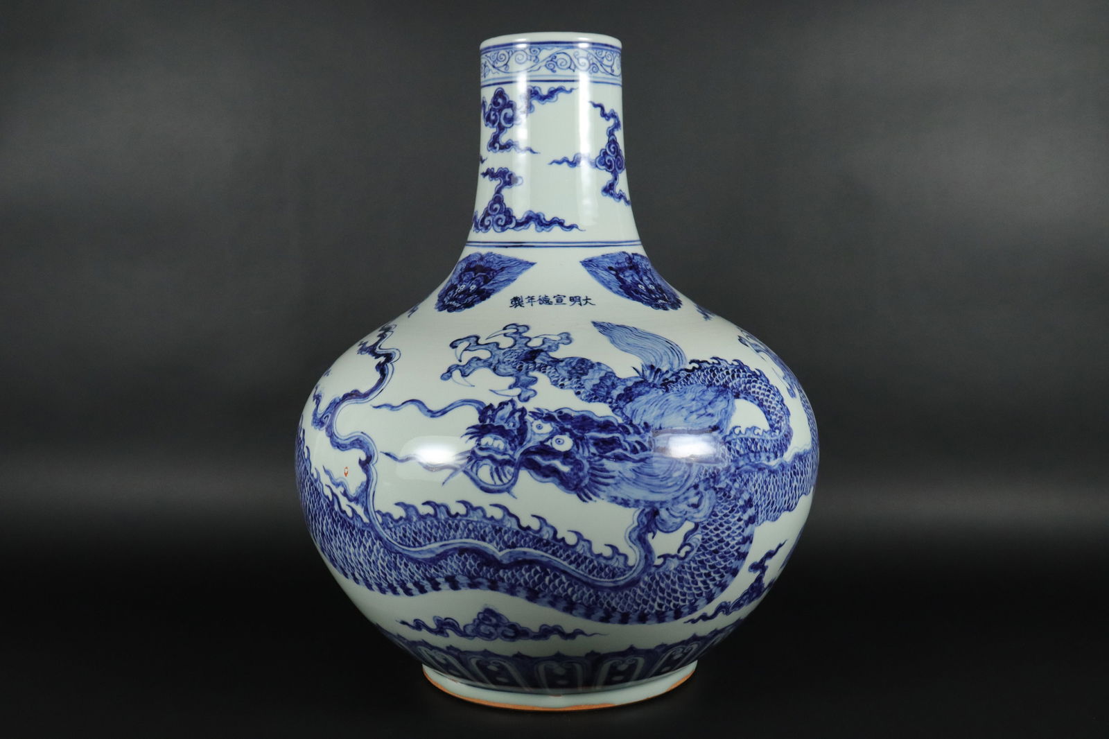 Chinese important b/w vase (1 of 7)