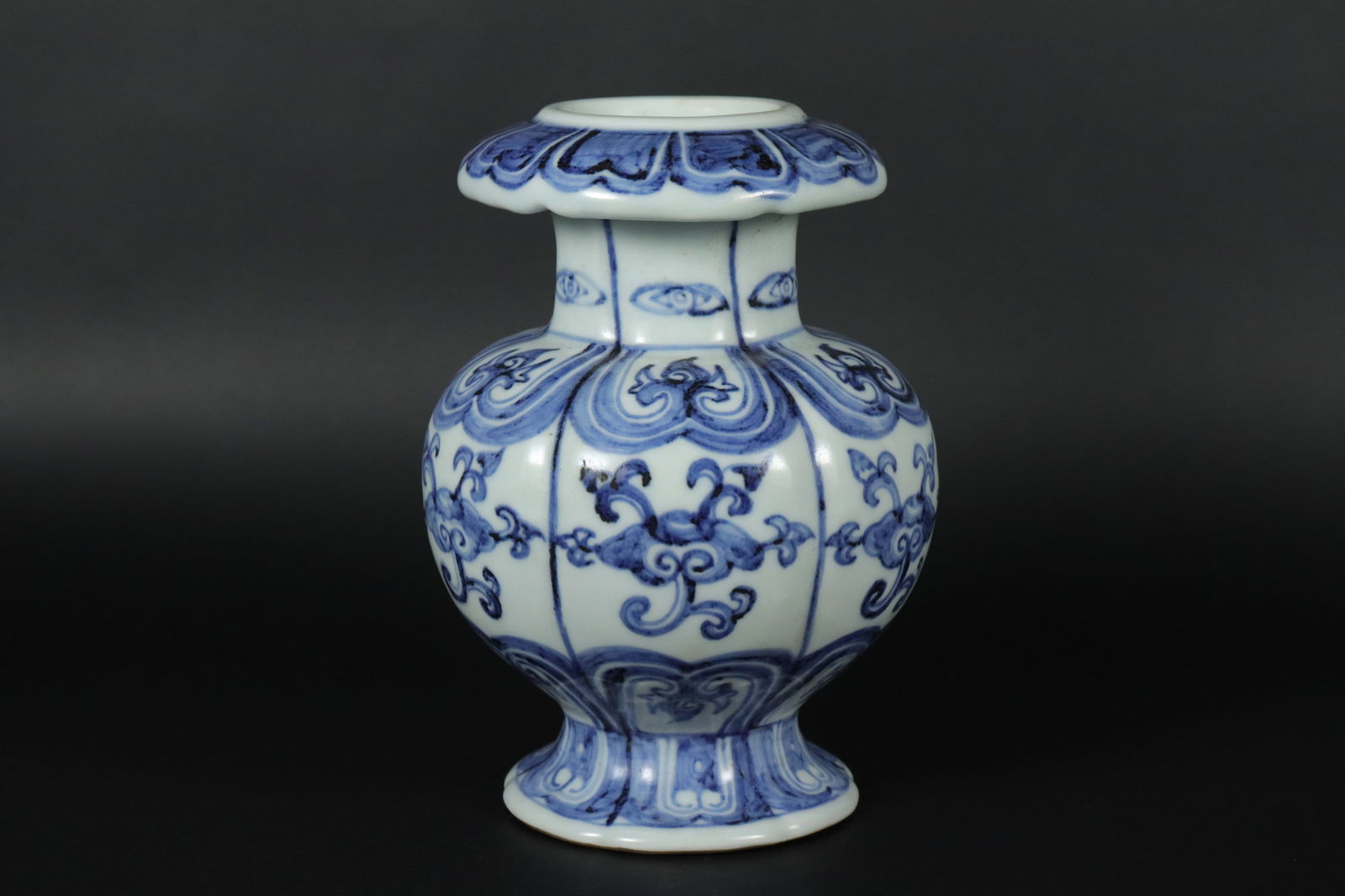 Chinese b/w heavy vase (1 of 7)