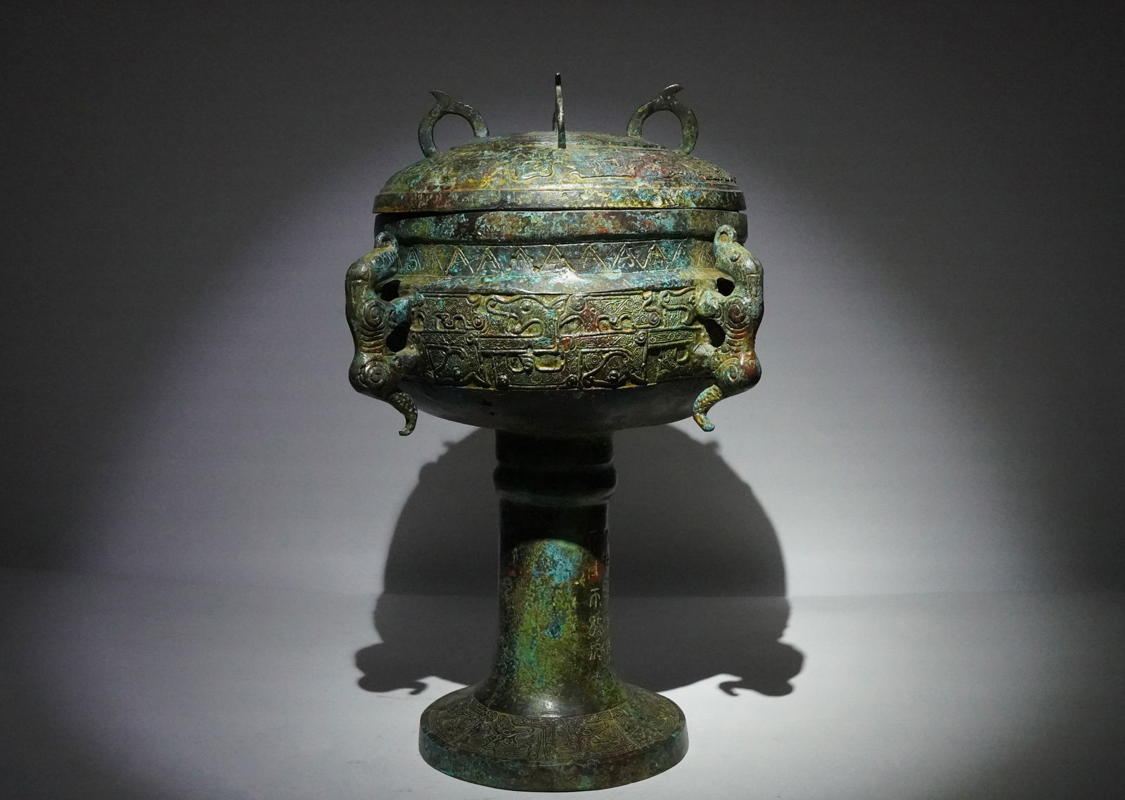 Chinese fine bronze vessel (1 of 6)