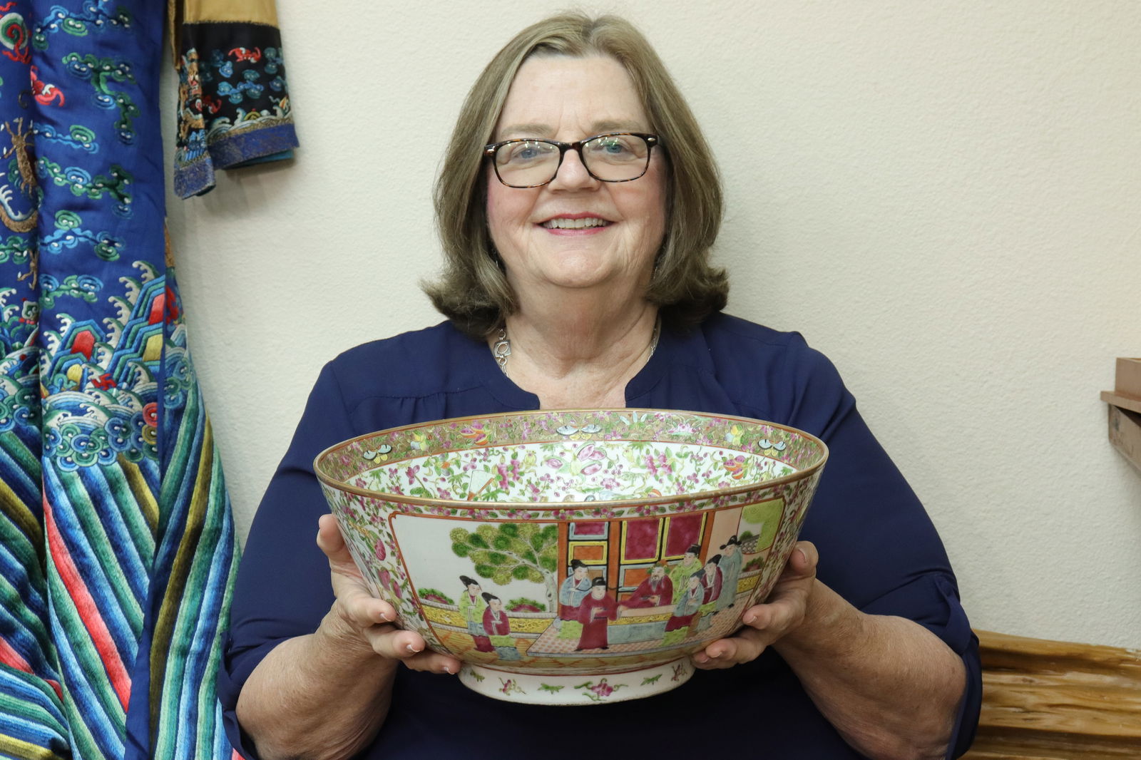 Chinese large fine bowl (1 of 8)