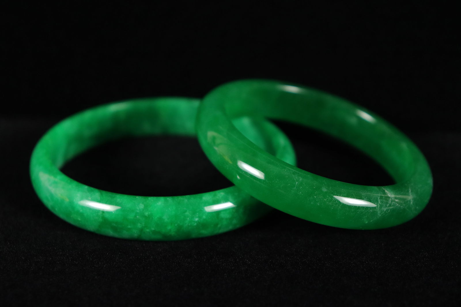 Lots Chinese bangles: Lots Chinese bangles.