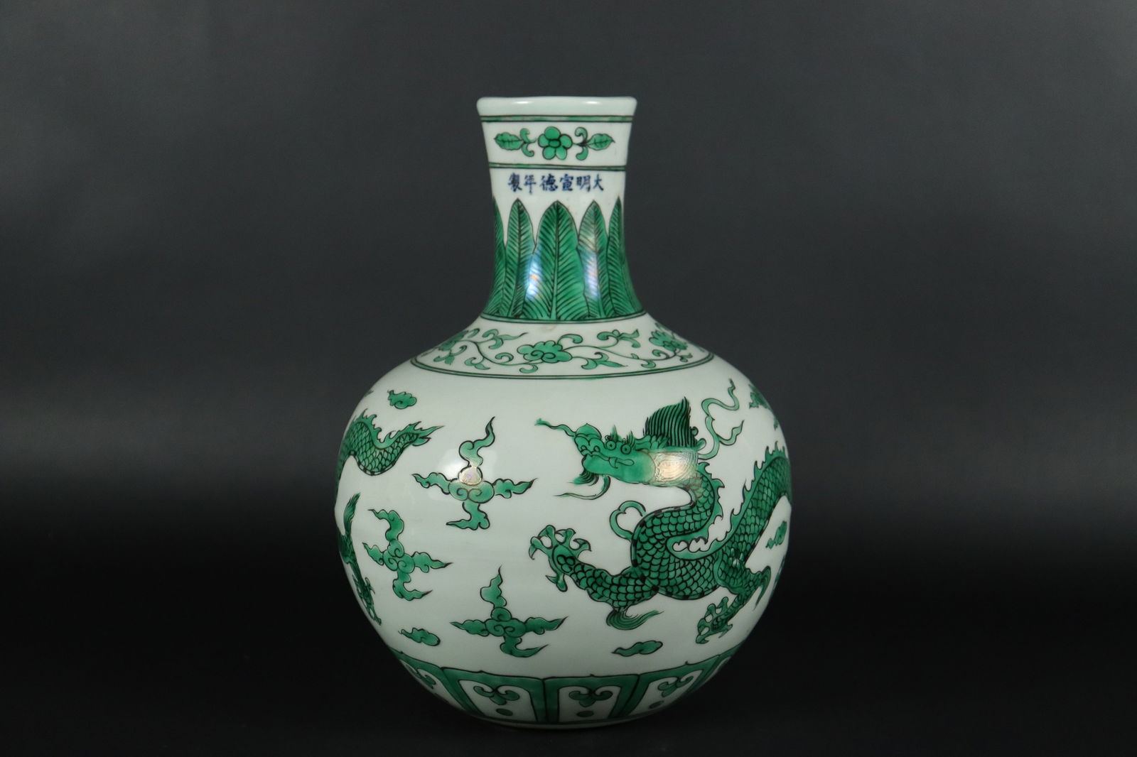 Chinese fine green vase (1 of 7)