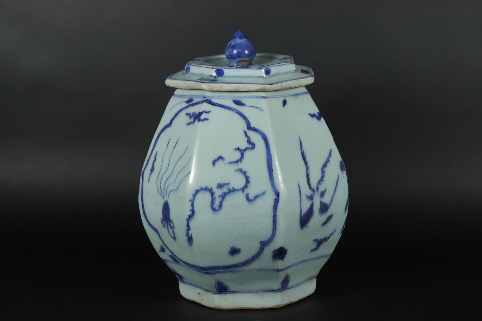 Chinese b/w lid box (1 of 7)