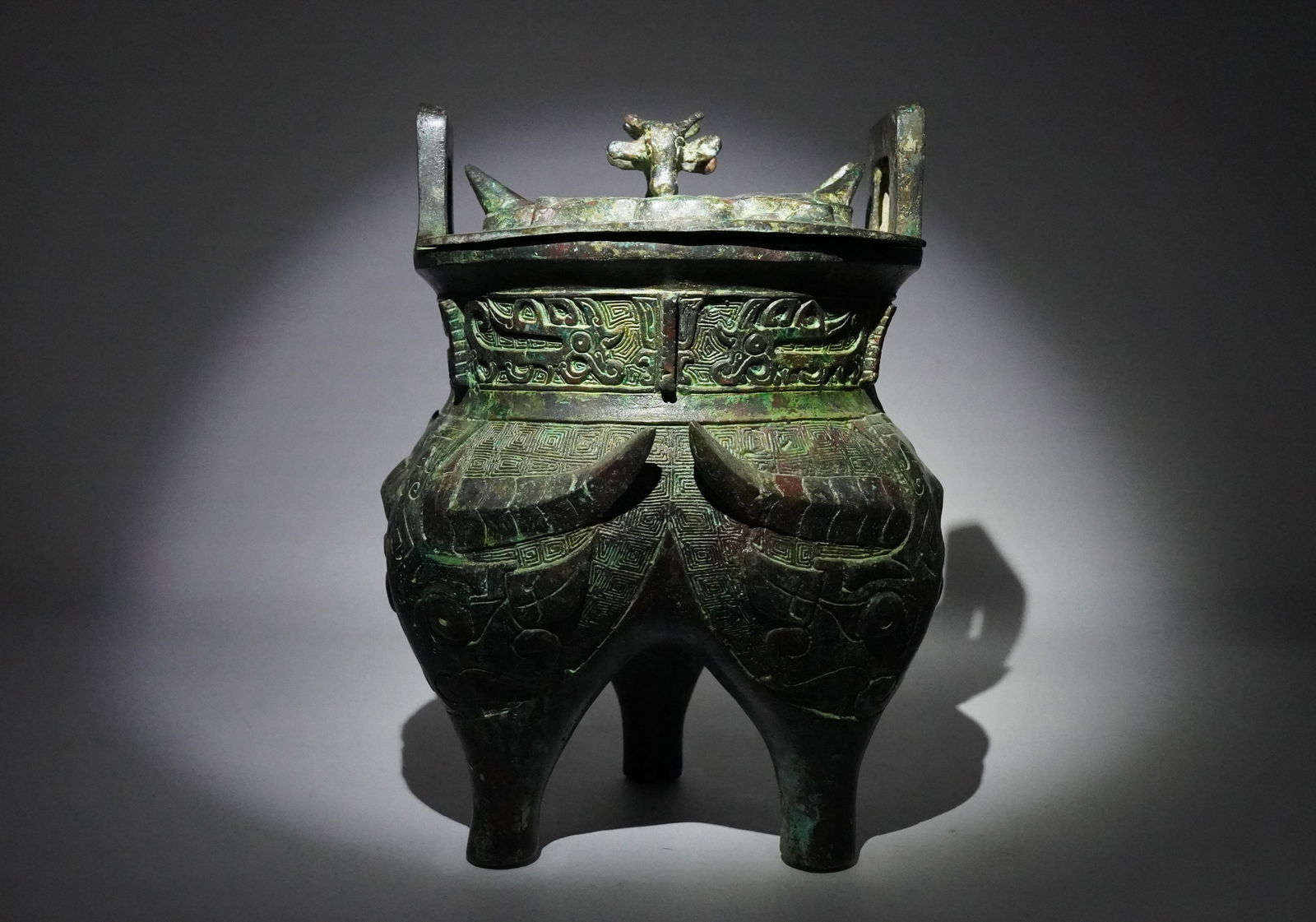 Chinese important bronze vessel (1 of 7)