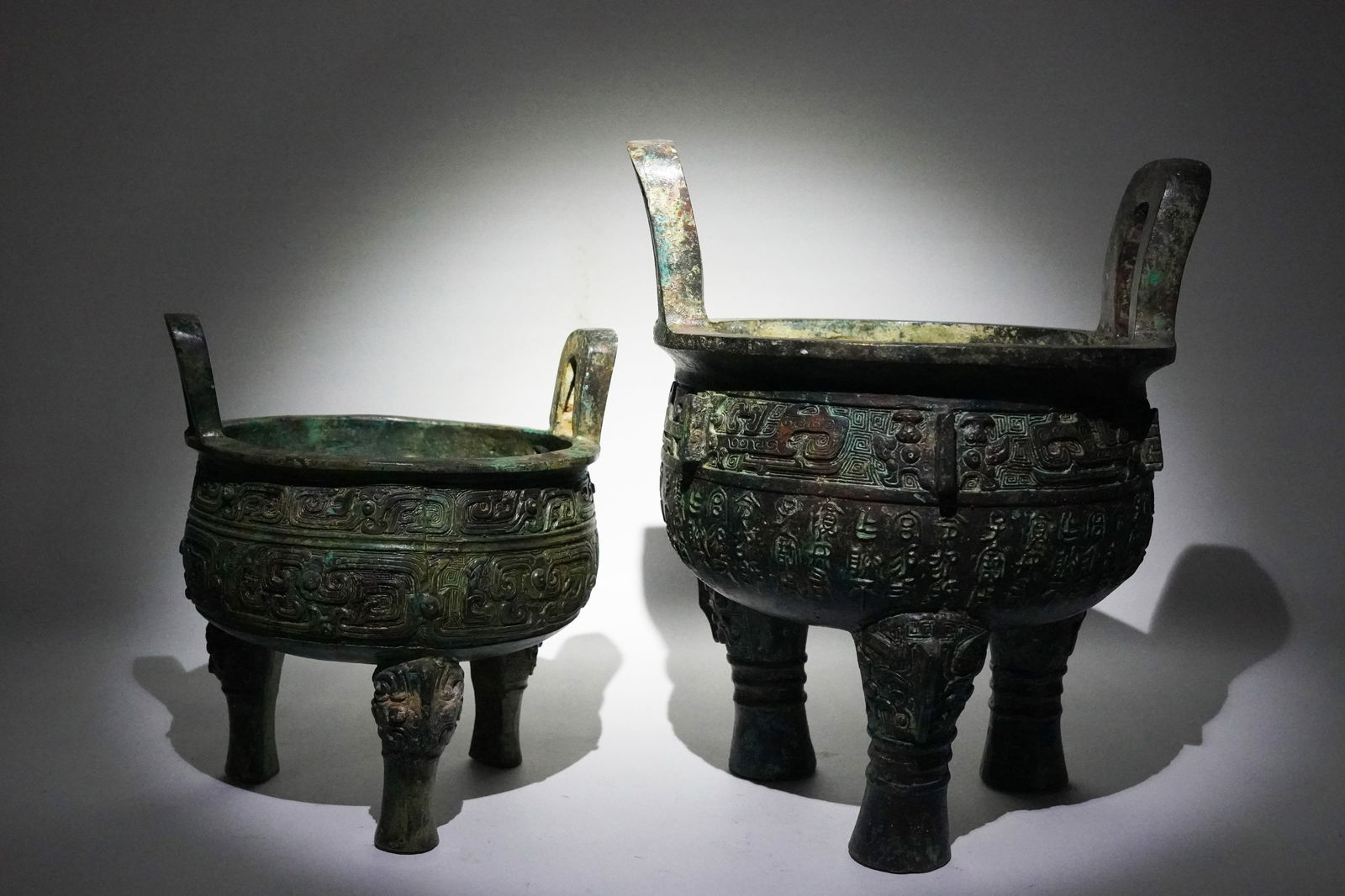 2 Chinese bronze vessels (1 of 7)
