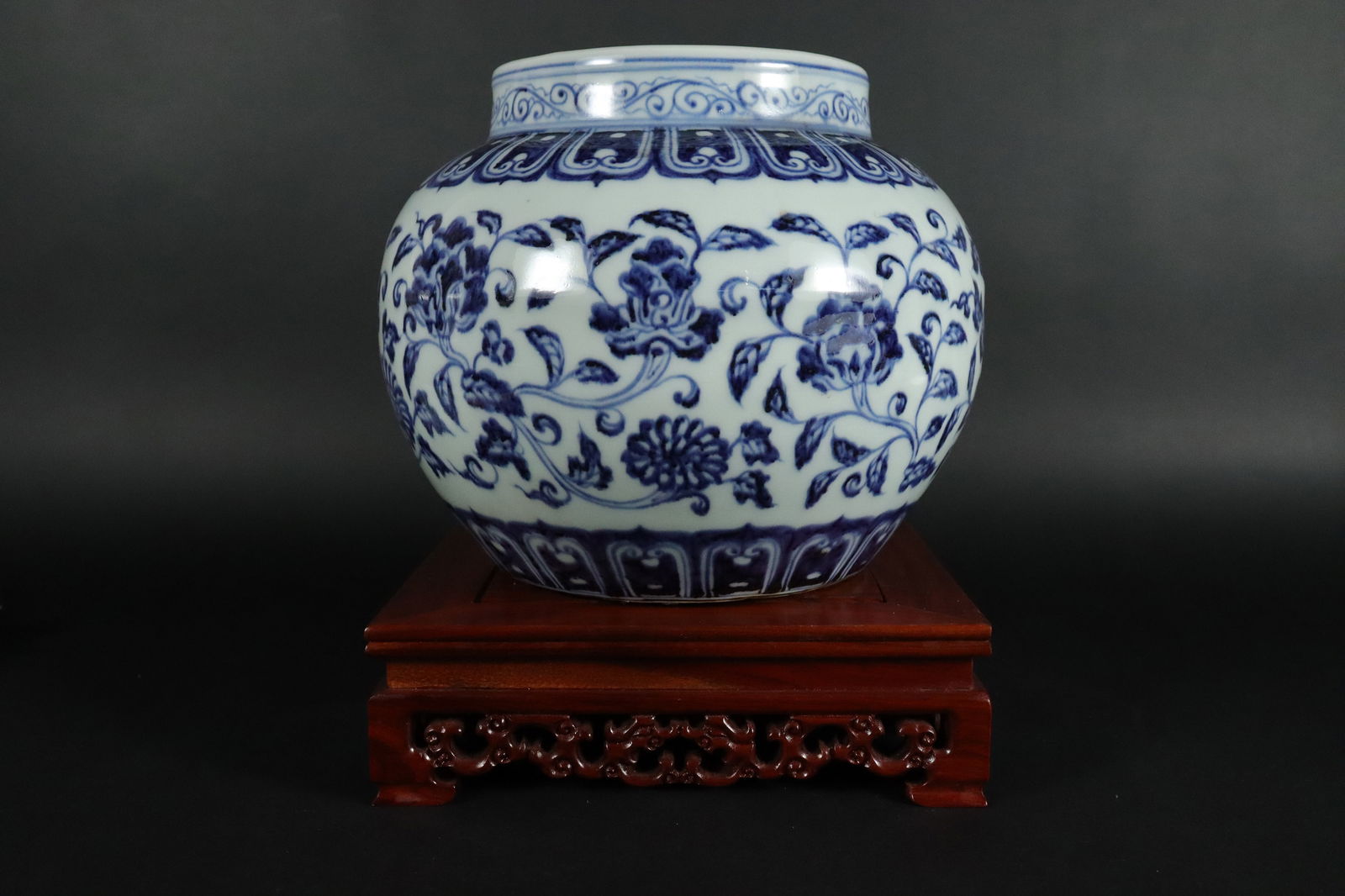 Chinese fine b/w jar (1 of 7)