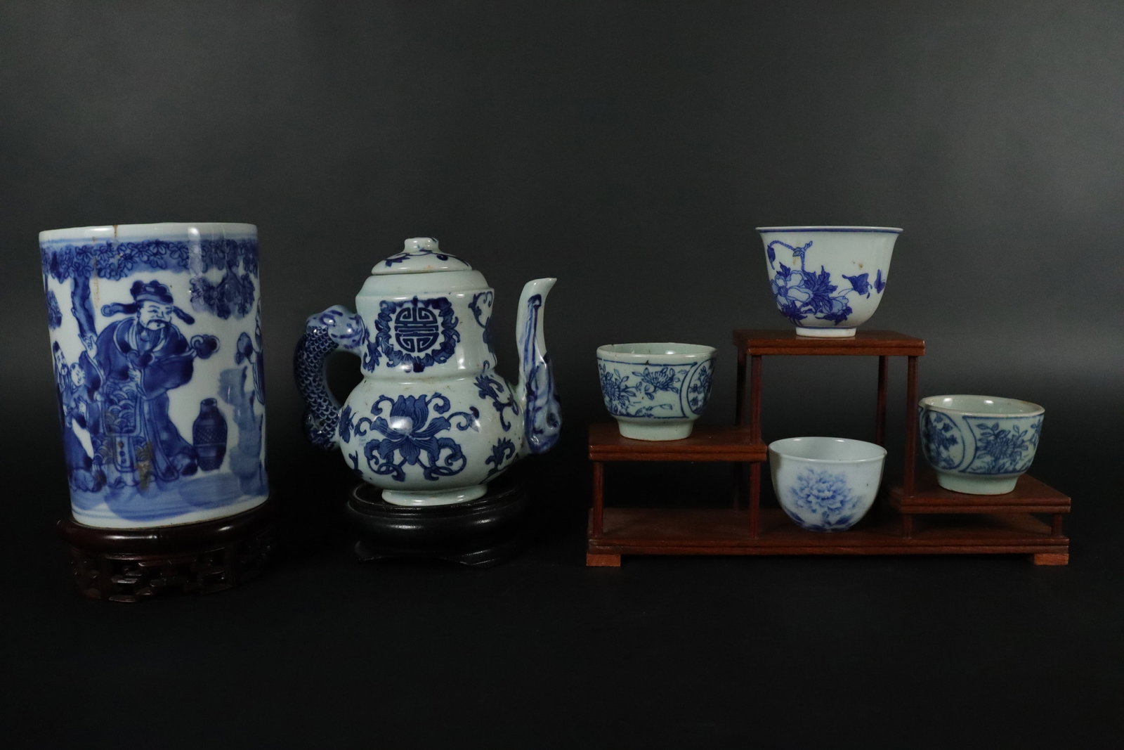 Lots Chinese items: Lots Chinese items, some has hairline on the side. Condition selling it as is. Largest H: 5.3" x W: 4."